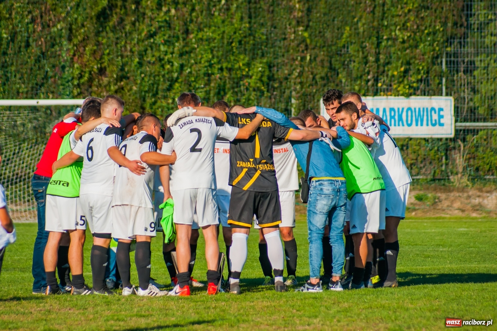 Zdjęcie w galerii na portalu naszraciborz.pl: Nerwowo i czerwono w Markowicach. Zgoda z kompletem punktów [FOTO i WIDEO] wiadomości z regionu