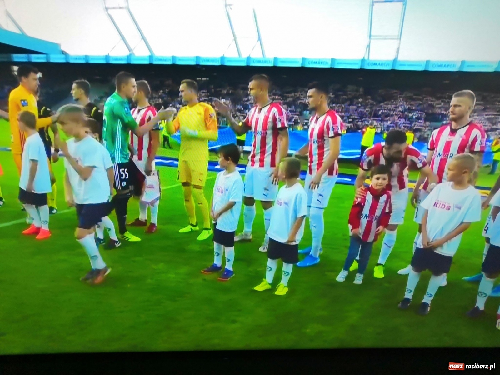 Zdjęcie w galerii na portalu naszraciborz.pl: Dziecięca eskorta na meczu PKO Ekstraklasy. Wielkie przeżycie dla dzieci z Tworkowa wiadomości z regionu