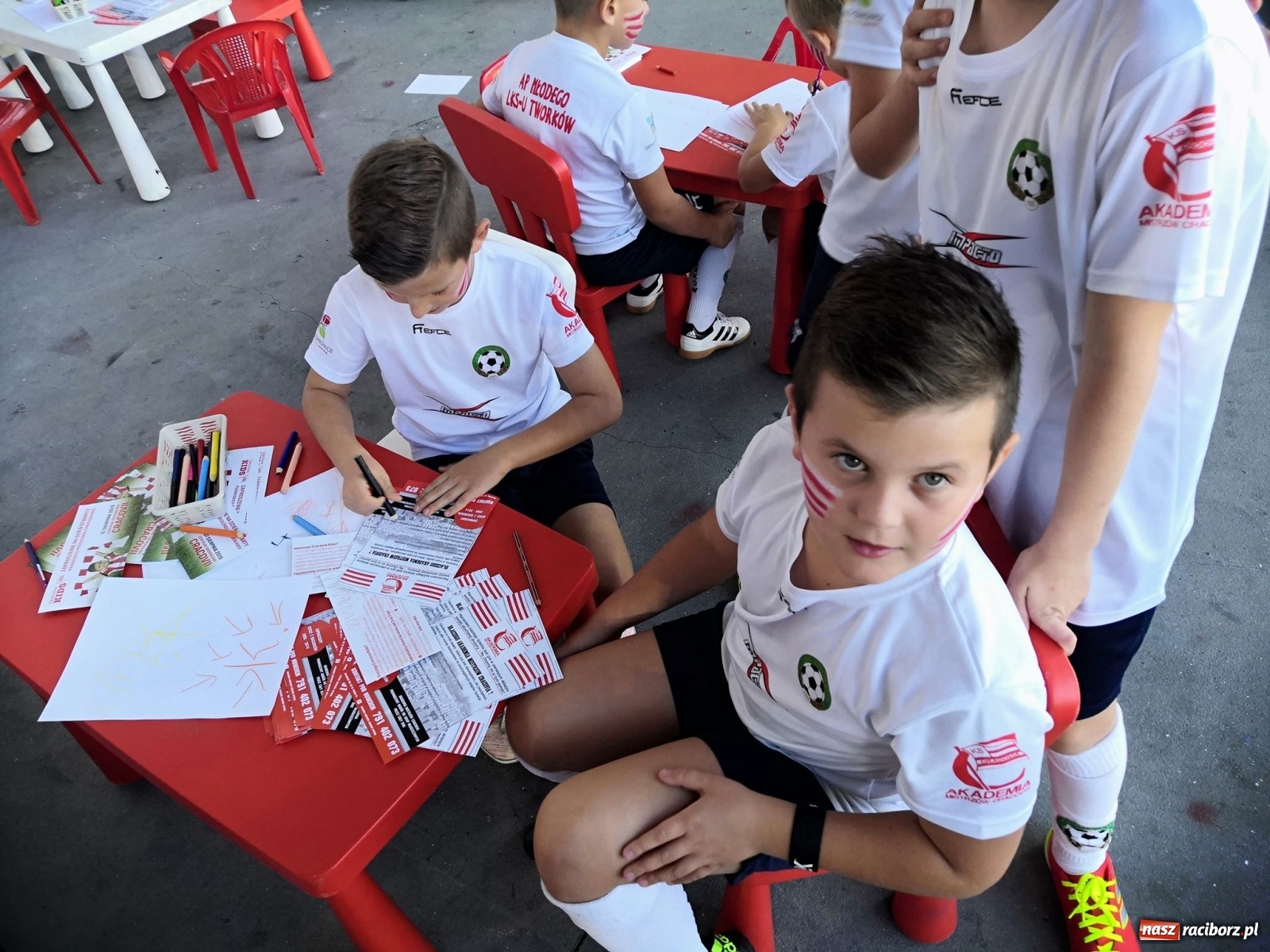 Zdjęcie w galerii na portalu naszraciborz.pl: Dziecięca eskorta na meczu PKO Ekstraklasy. Wielkie przeżycie dla dzieci z Tworkowa wiadomości z regionu