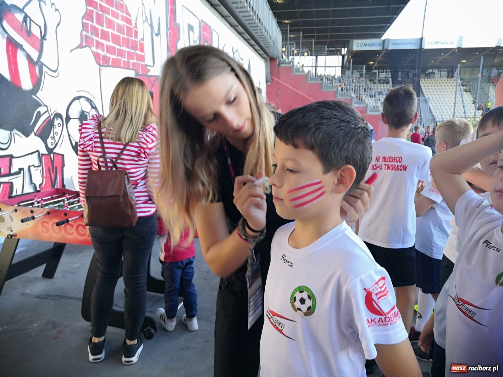 Zdjęcie w galerii na portalu naszraciborz.pl: Dziecięca eskorta na meczu PKO Ekstraklasy. Wielkie przeżycie dla dzieci z Tworkowa wiadomości z regionu