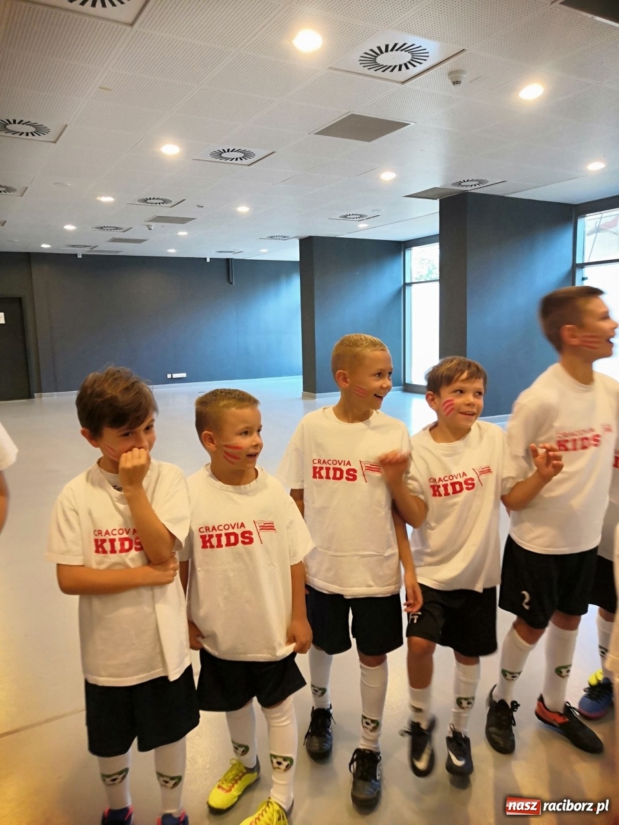 Zdjęcie w galerii na portalu naszraciborz.pl: Dziecięca eskorta na meczu PKO Ekstraklasy. Wielkie przeżycie dla dzieci z Tworkowa wiadomości z regionu