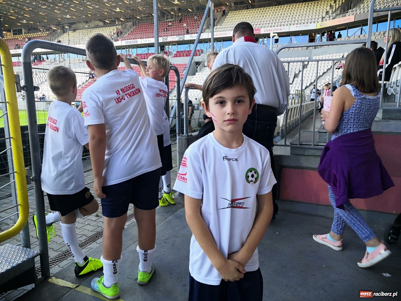 Zdjęcie w galerii na portalu naszraciborz.pl: Dziecięca eskorta na meczu PKO Ekstraklasy. Wielkie przeżycie dla dzieci z Tworkowa wiadomości z regionu