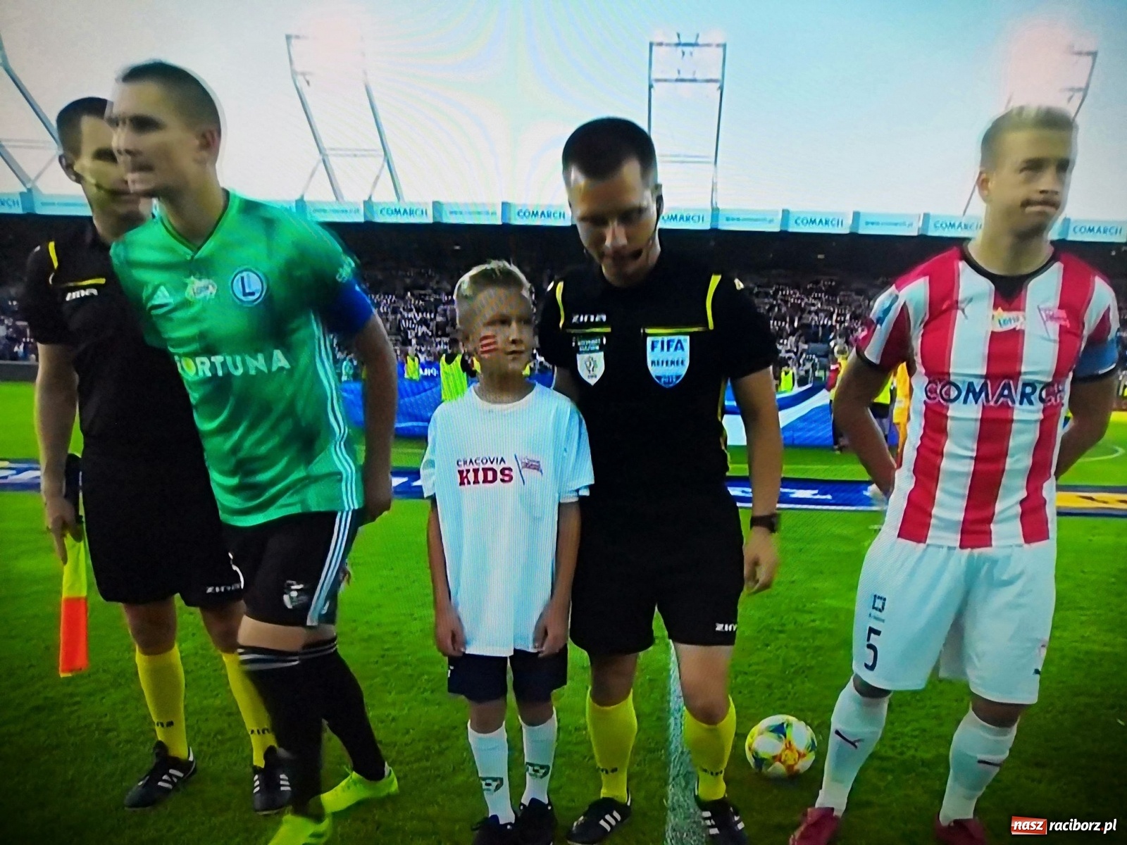 Zdjęcie w galerii na portalu naszraciborz.pl: Dziecięca eskorta na meczu PKO Ekstraklasy. Wielkie przeżycie dla dzieci z Tworkowa wiadomości z regionu