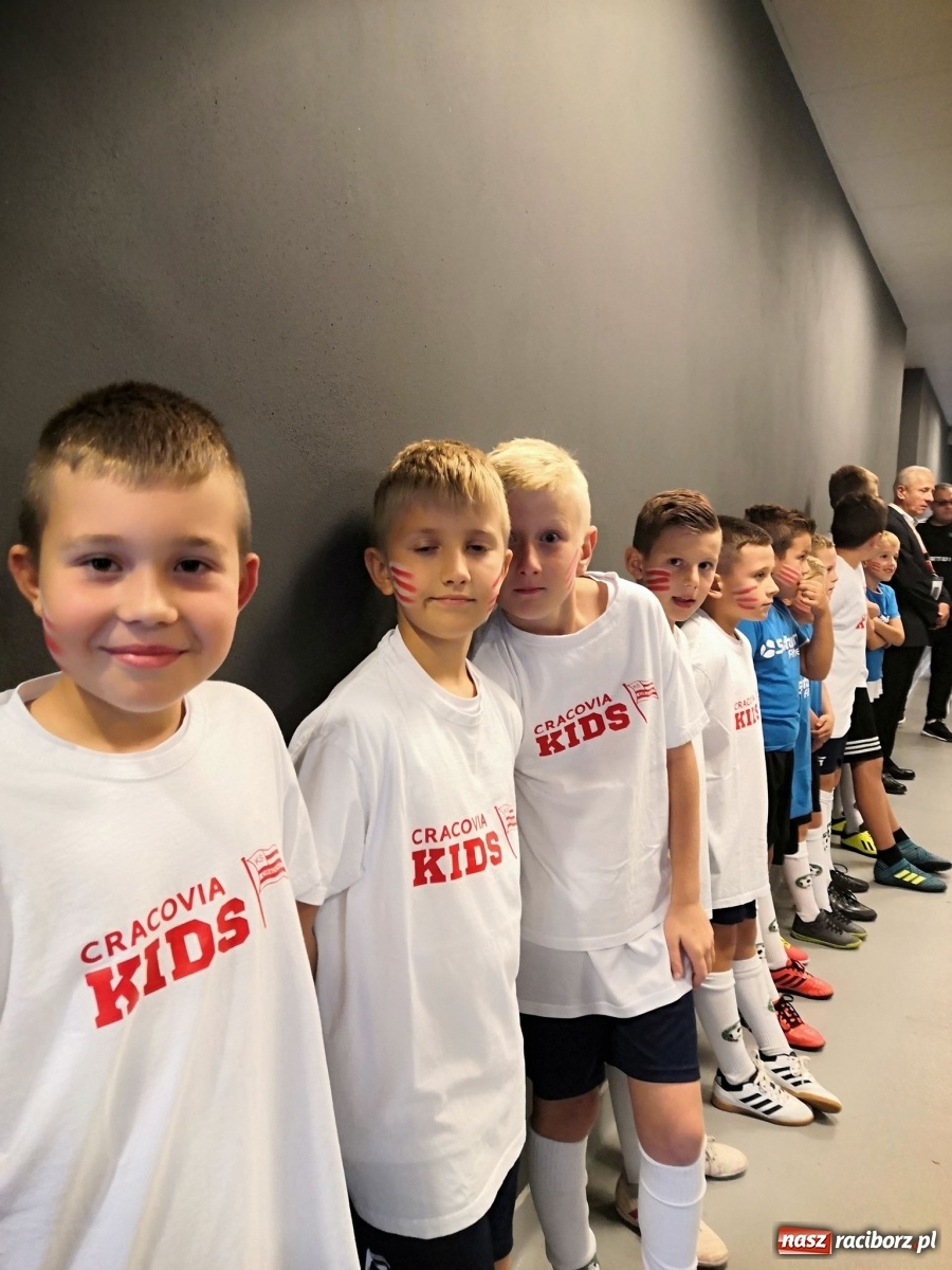 Zdjęcie w galerii na portalu naszraciborz.pl: Dziecięca eskorta na meczu PKO Ekstraklasy. Wielkie przeżycie dla dzieci z Tworkowa wiadomości z regionu