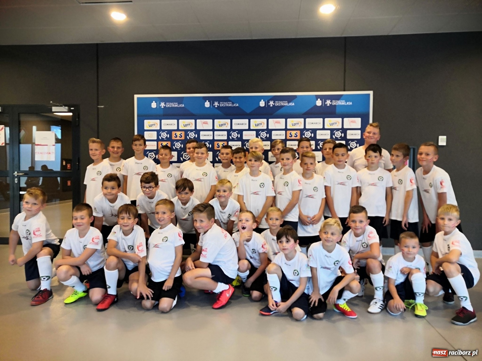 Zdjęcie w galerii na portalu naszraciborz.pl: Dziecięca eskorta na meczu PKO Ekstraklasy. Wielkie przeżycie dla dzieci z Tworkowa wiadomości z regionu