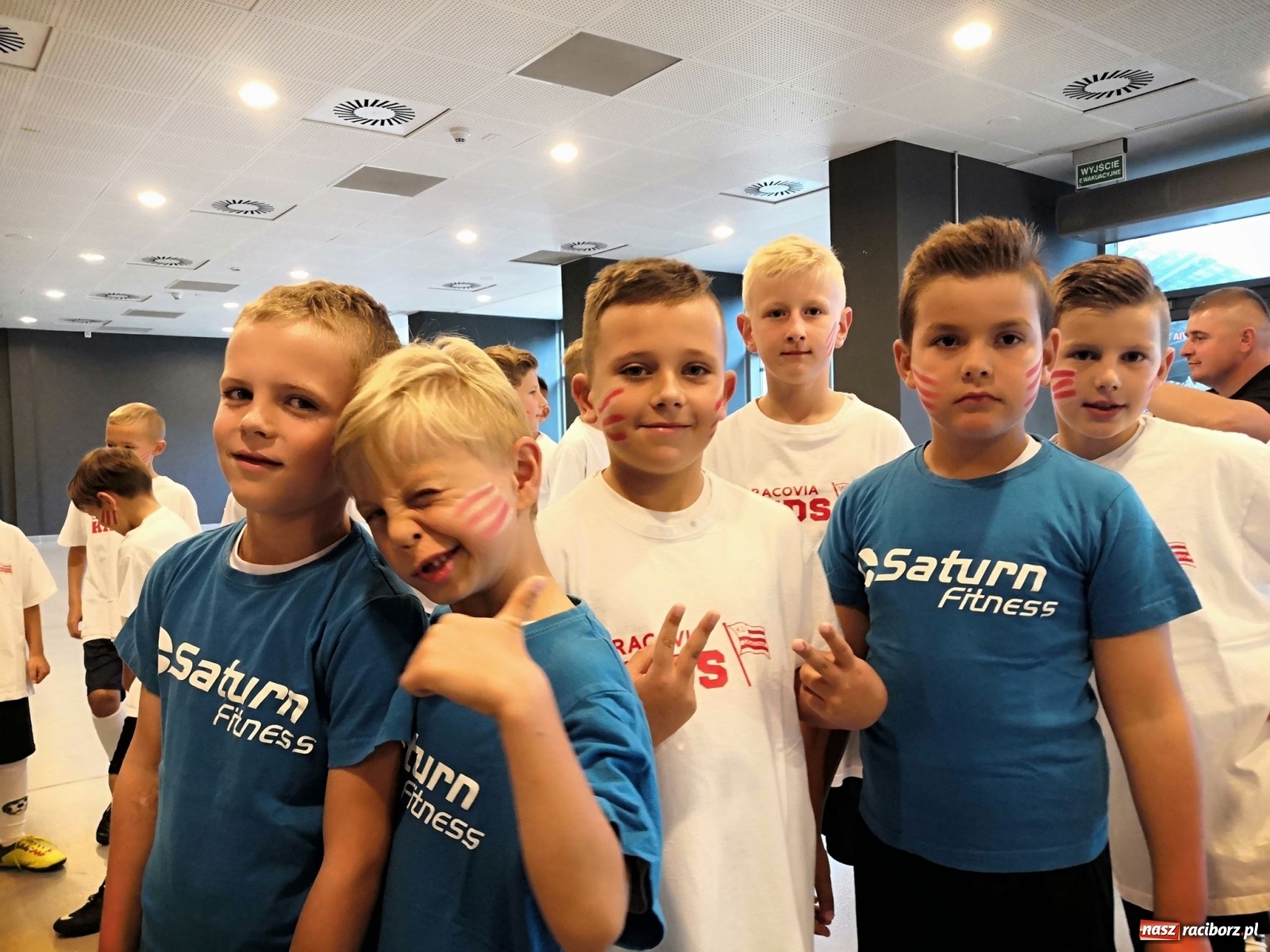 Zdjęcie w galerii na portalu naszraciborz.pl: Dziecięca eskorta na meczu PKO Ekstraklasy. Wielkie przeżycie dla dzieci z Tworkowa wiadomości z regionu