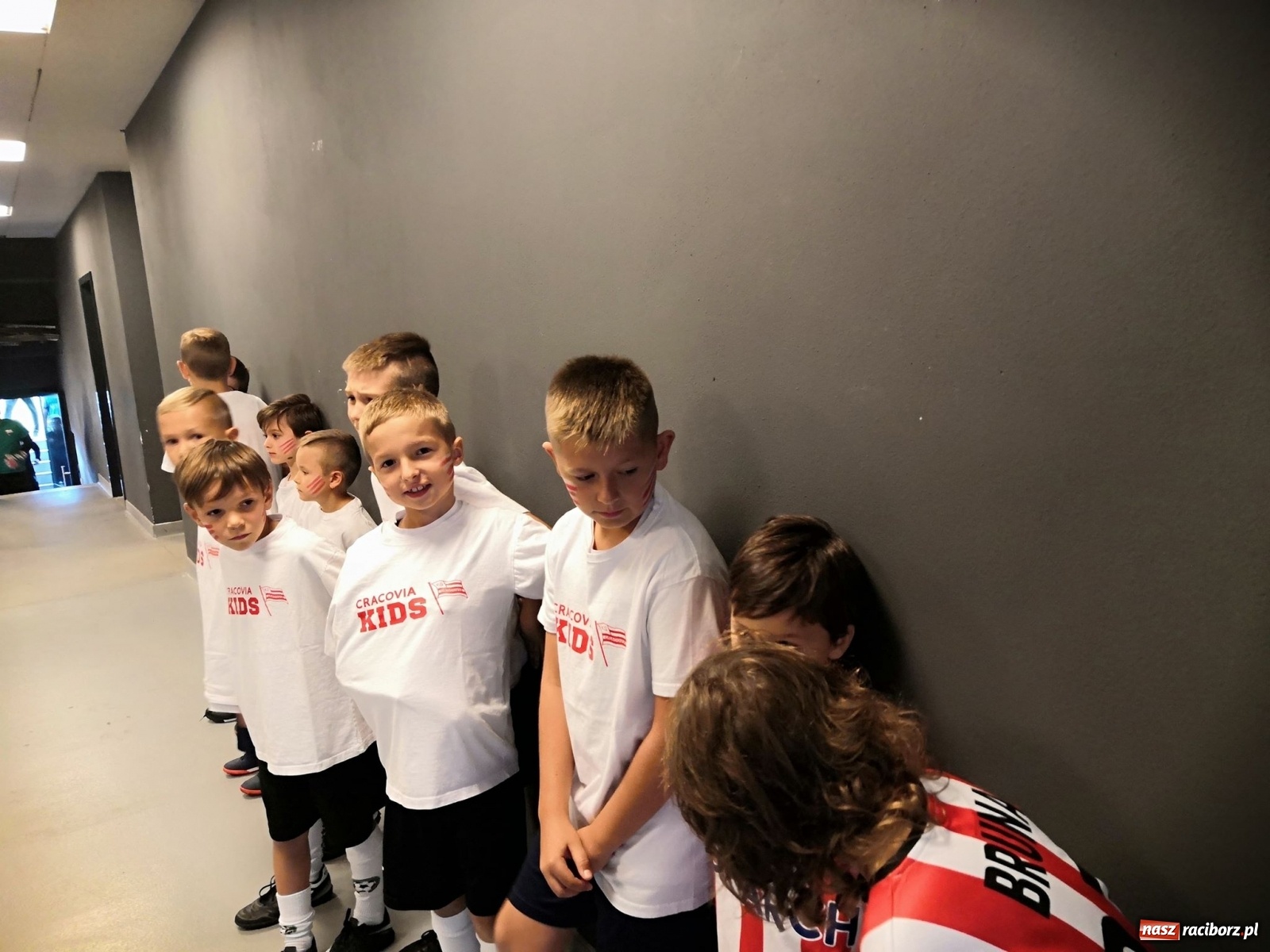 Zdjęcie w galerii na portalu naszraciborz.pl: Dziecięca eskorta na meczu PKO Ekstraklasy. Wielkie przeżycie dla dzieci z Tworkowa wiadomości z regionu