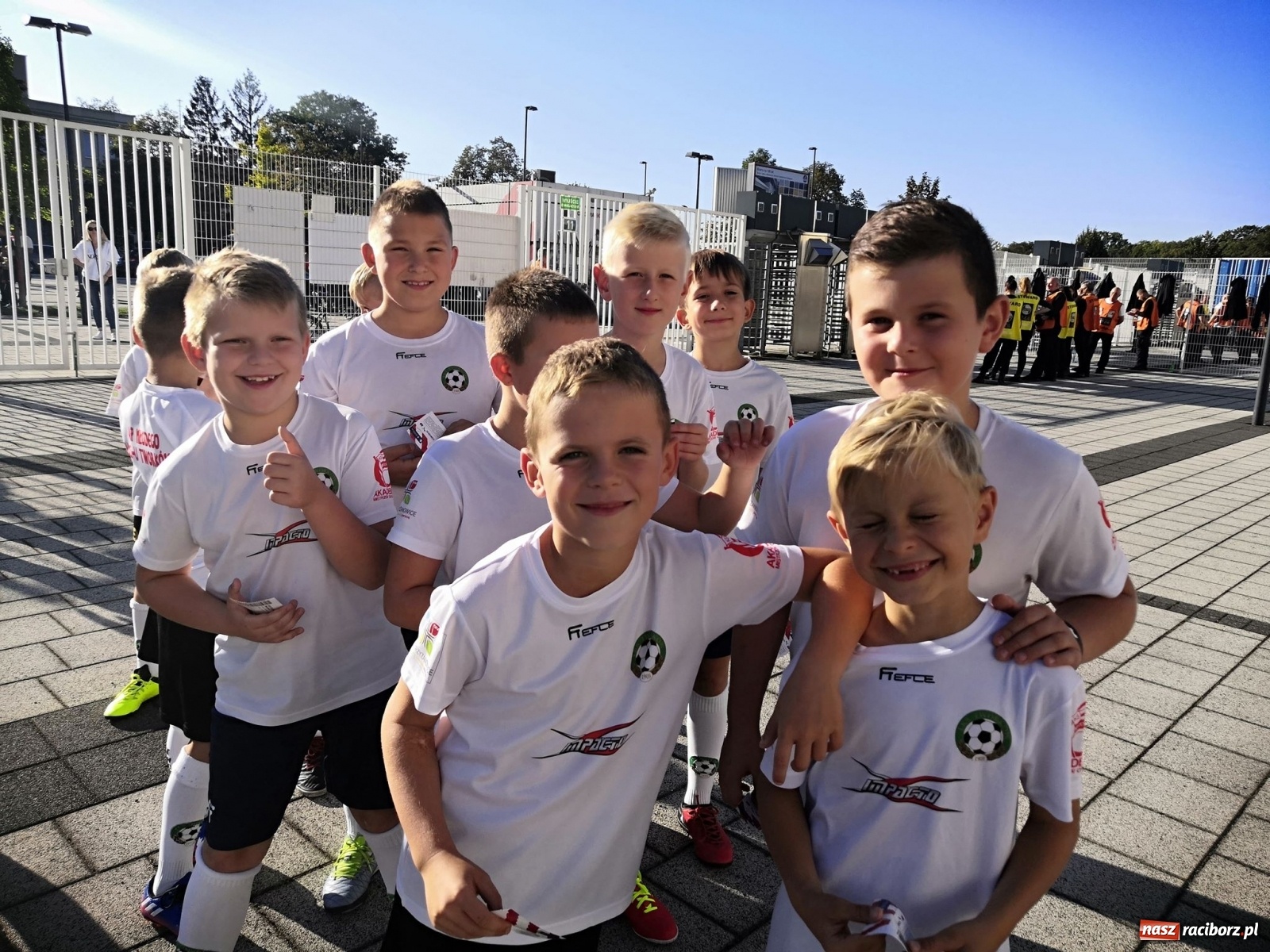 Zdjęcie w galerii na portalu naszraciborz.pl: Dziecięca eskorta na meczu PKO Ekstraklasy. Wielkie przeżycie dla dzieci z Tworkowa wiadomości z regionu