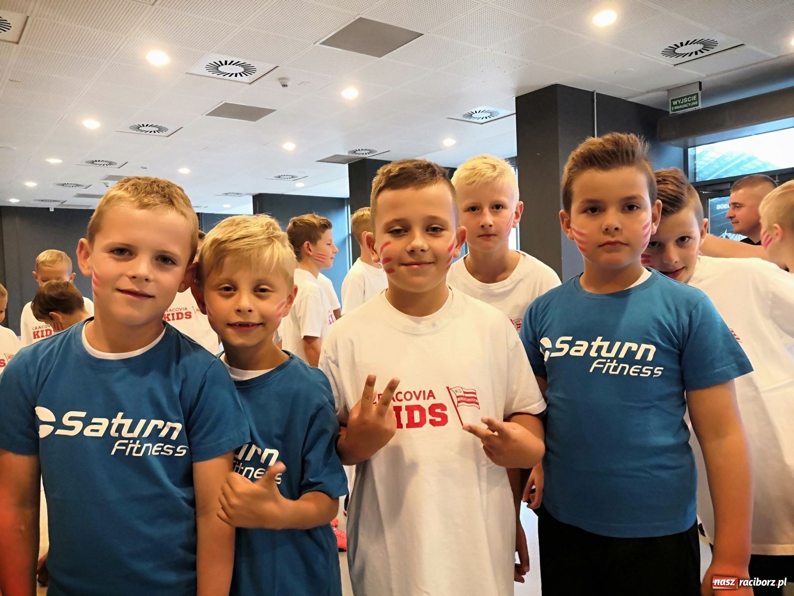 Zdjęcie w galerii na portalu naszraciborz.pl: Dziecięca eskorta na meczu PKO Ekstraklasy. Wielkie przeżycie dla dzieci z Tworkowa wiadomości z regionu