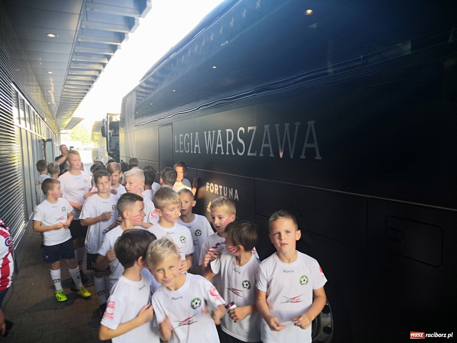 Zdjęcie w galerii na portalu naszraciborz.pl: Dziecięca eskorta na meczu PKO Ekstraklasy. Wielkie przeżycie dla dzieci z Tworkowa wiadomości z regionu