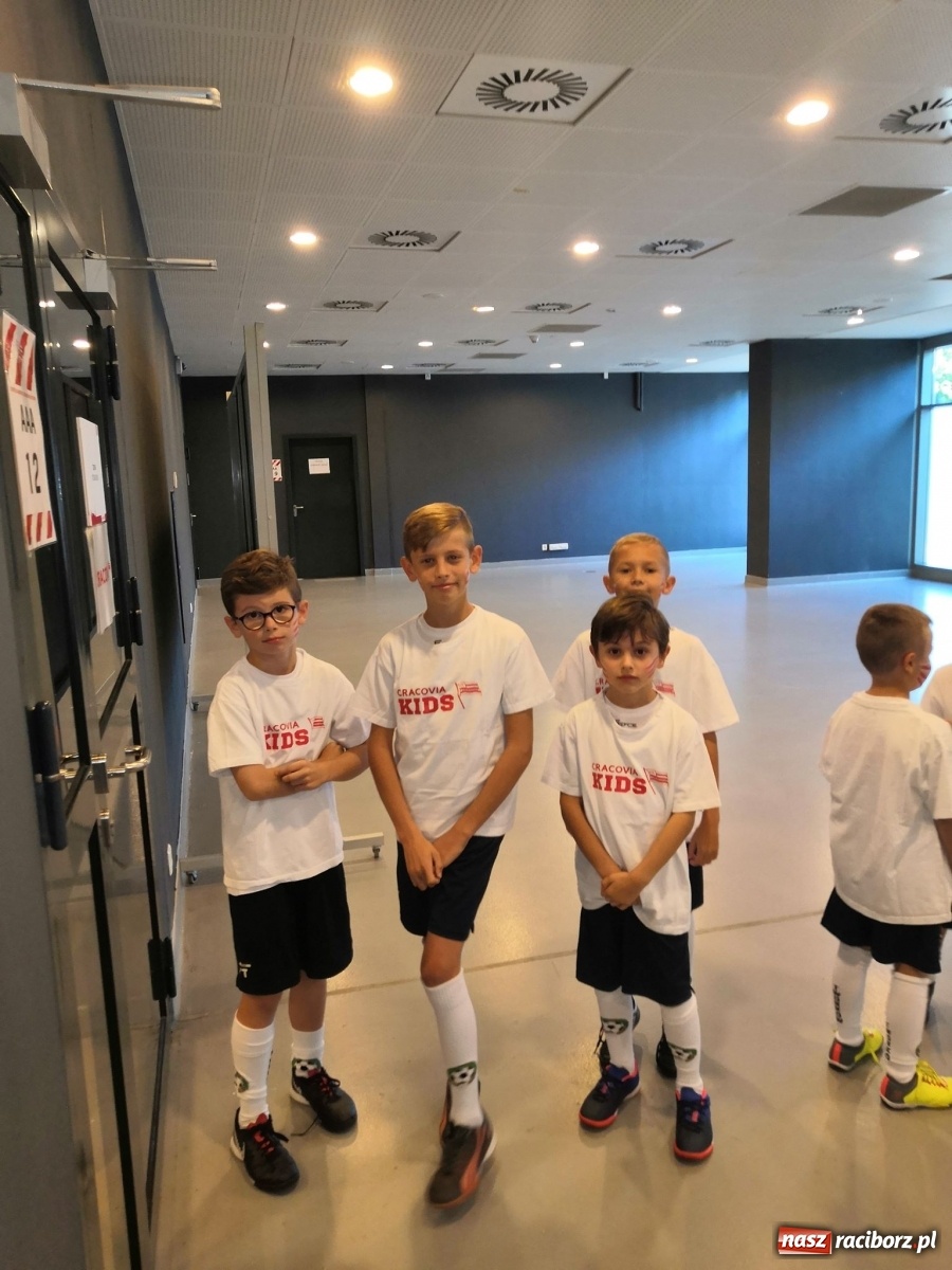 Zdjęcie w galerii na portalu naszraciborz.pl: Dziecięca eskorta na meczu PKO Ekstraklasy. Wielkie przeżycie dla dzieci z Tworkowa wiadomości z regionu
