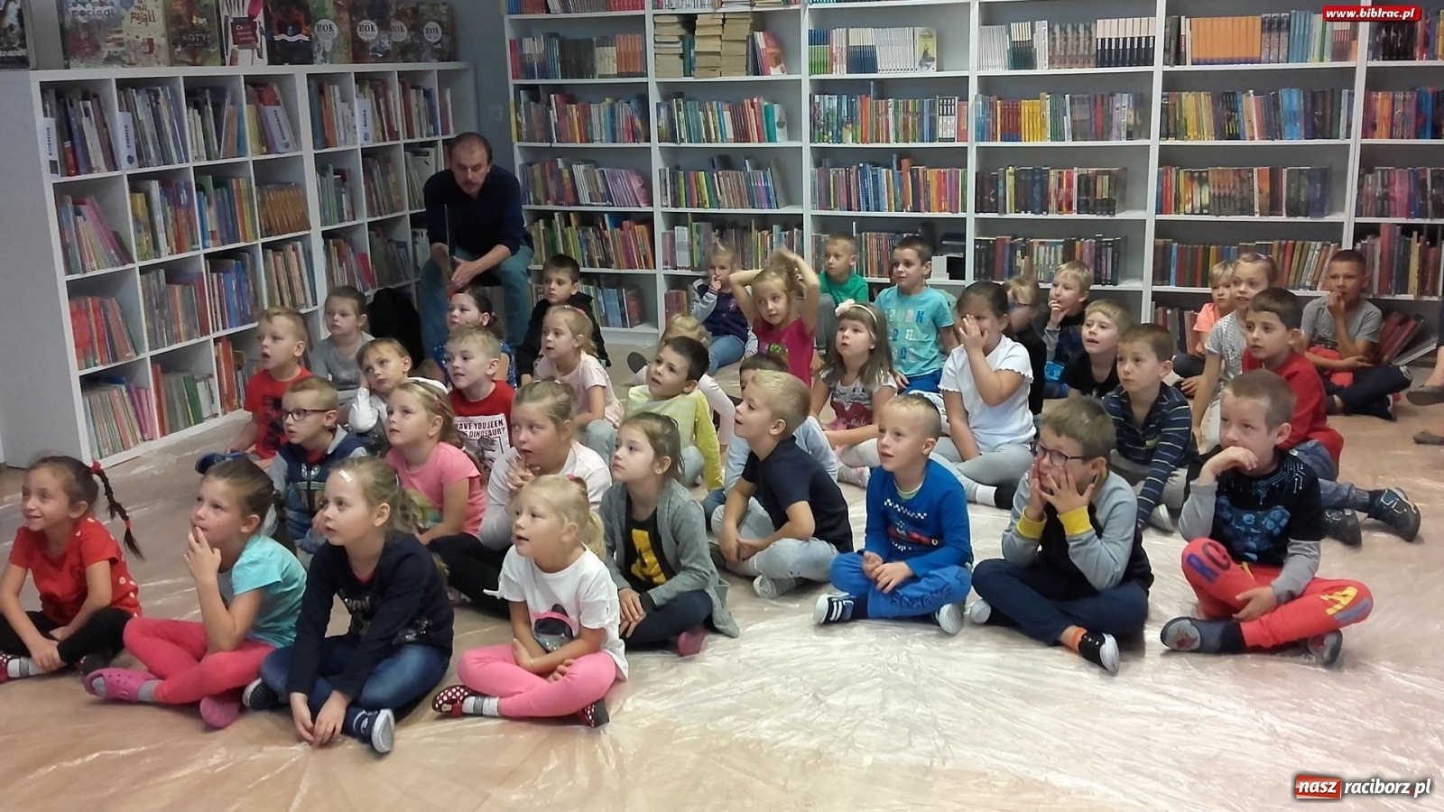 Zdjęcie w galerii na portalu naszraciborz.pl: Łąka w raciborskiej bibliotece, czyli warsztaty z Justyną Styszyńską [FOTO]  wiadomości z regionu