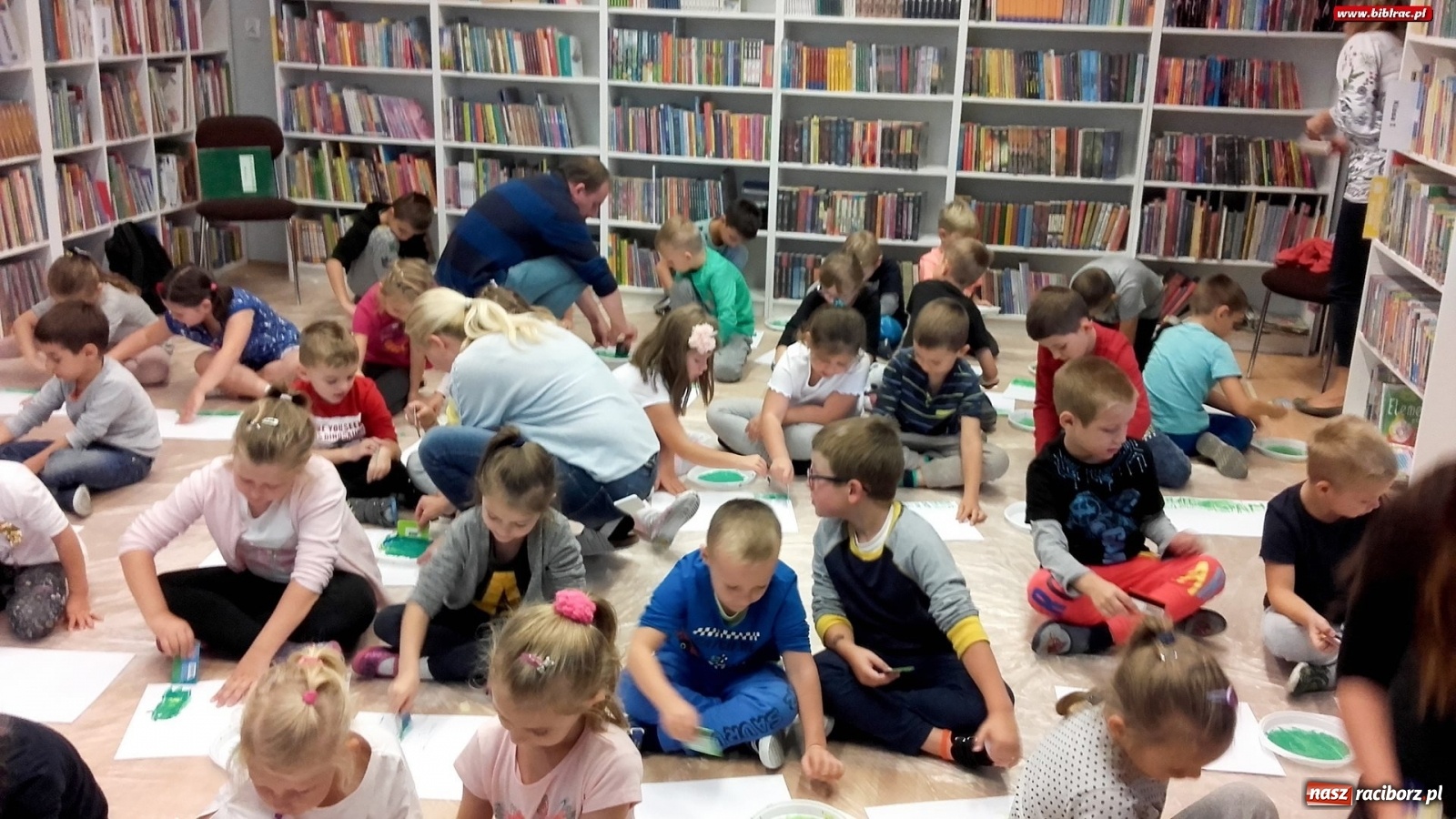 Zdjęcie w galerii na portalu naszraciborz.pl: Łąka w raciborskiej bibliotece, czyli warsztaty z Justyną Styszyńską [FOTO]  wiadomości z regionu