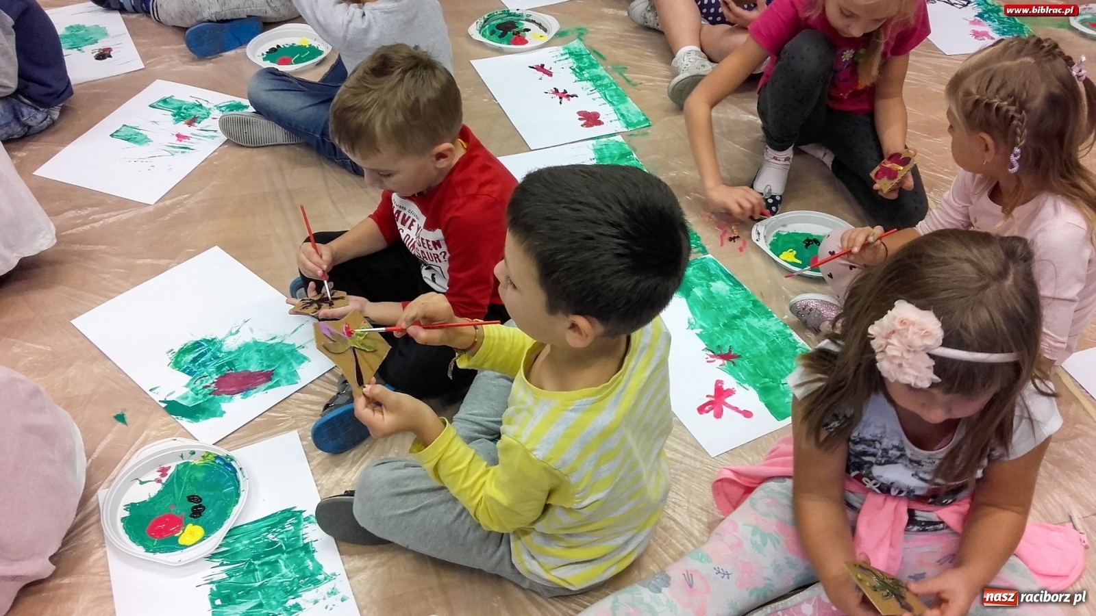 Zdjęcie w galerii na portalu naszraciborz.pl: Łąka w raciborskiej bibliotece, czyli warsztaty z Justyną Styszyńską [FOTO]  wiadomości z regionu