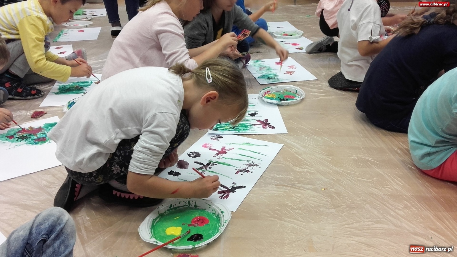 Zdjęcie w galerii na portalu naszraciborz.pl: Łąka w raciborskiej bibliotece, czyli warsztaty z Justyną Styszyńską [FOTO]  wiadomości z regionu