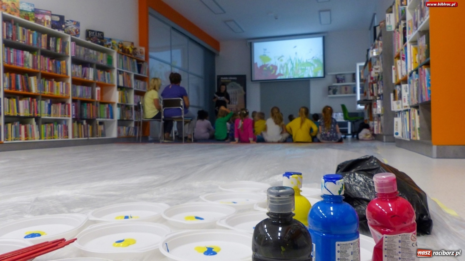 Zdjęcie w galerii na portalu naszraciborz.pl: Łąka w raciborskiej bibliotece, czyli warsztaty z Justyną Styszyńską [FOTO]  wiadomości z regionu