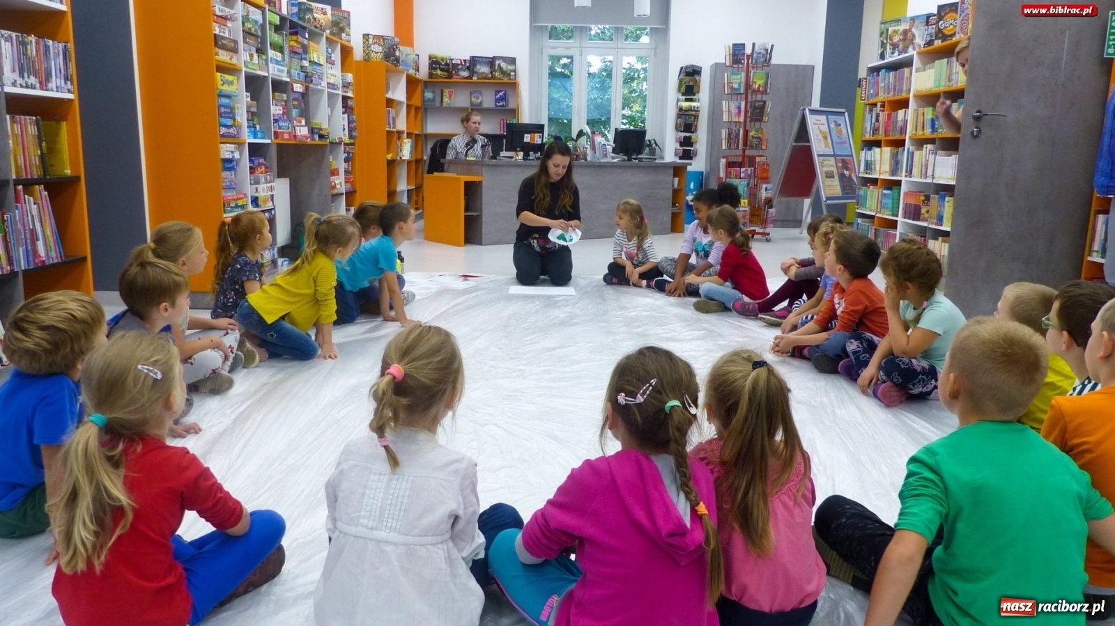 Zdjęcie w galerii na portalu naszraciborz.pl: Łąka w raciborskiej bibliotece, czyli warsztaty z Justyną Styszyńską [FOTO]  wiadomości z regionu
