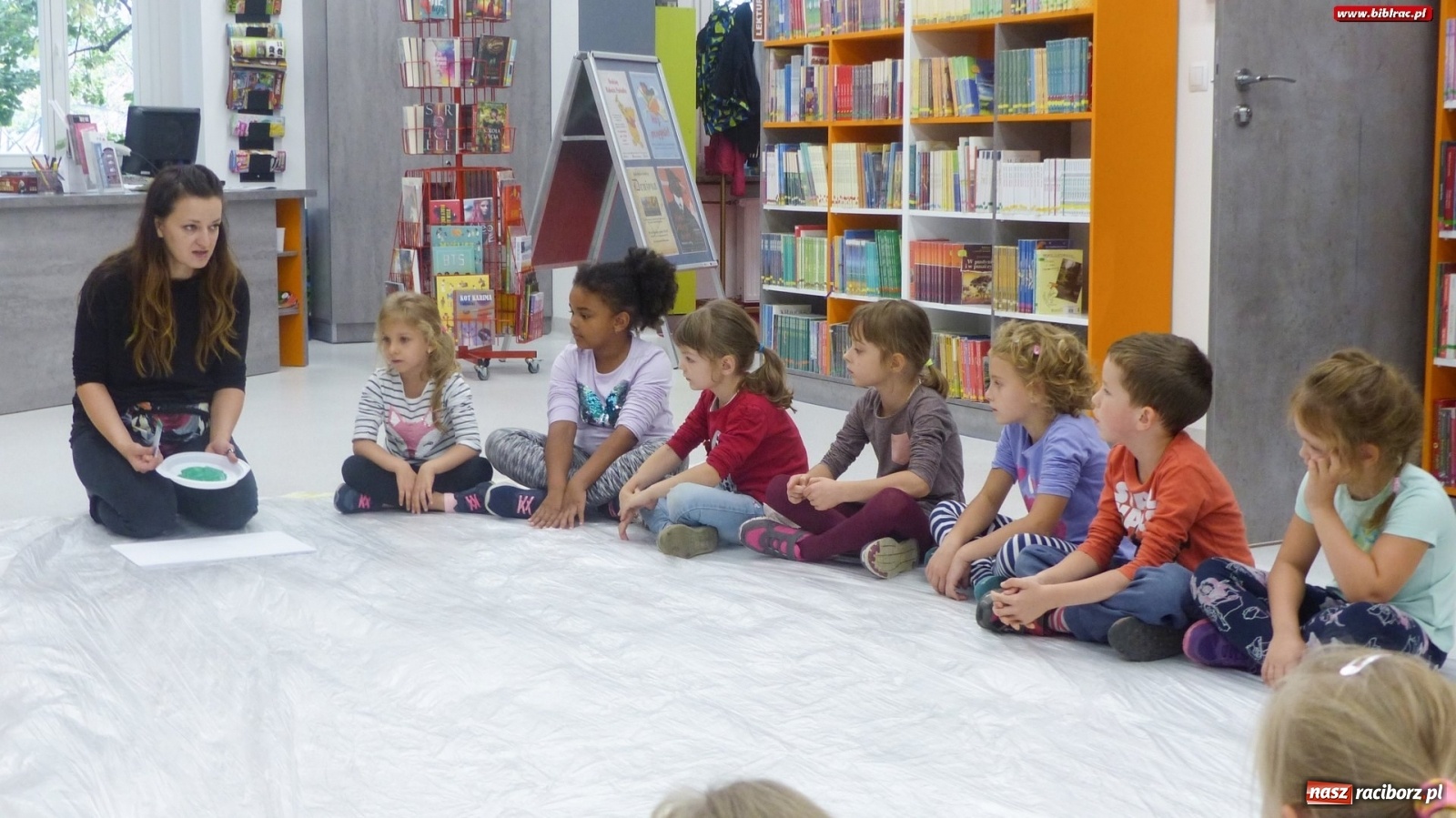 Zdjęcie w galerii na portalu naszraciborz.pl: Łąka w raciborskiej bibliotece, czyli warsztaty z Justyną Styszyńską [FOTO]  wiadomości z regionu