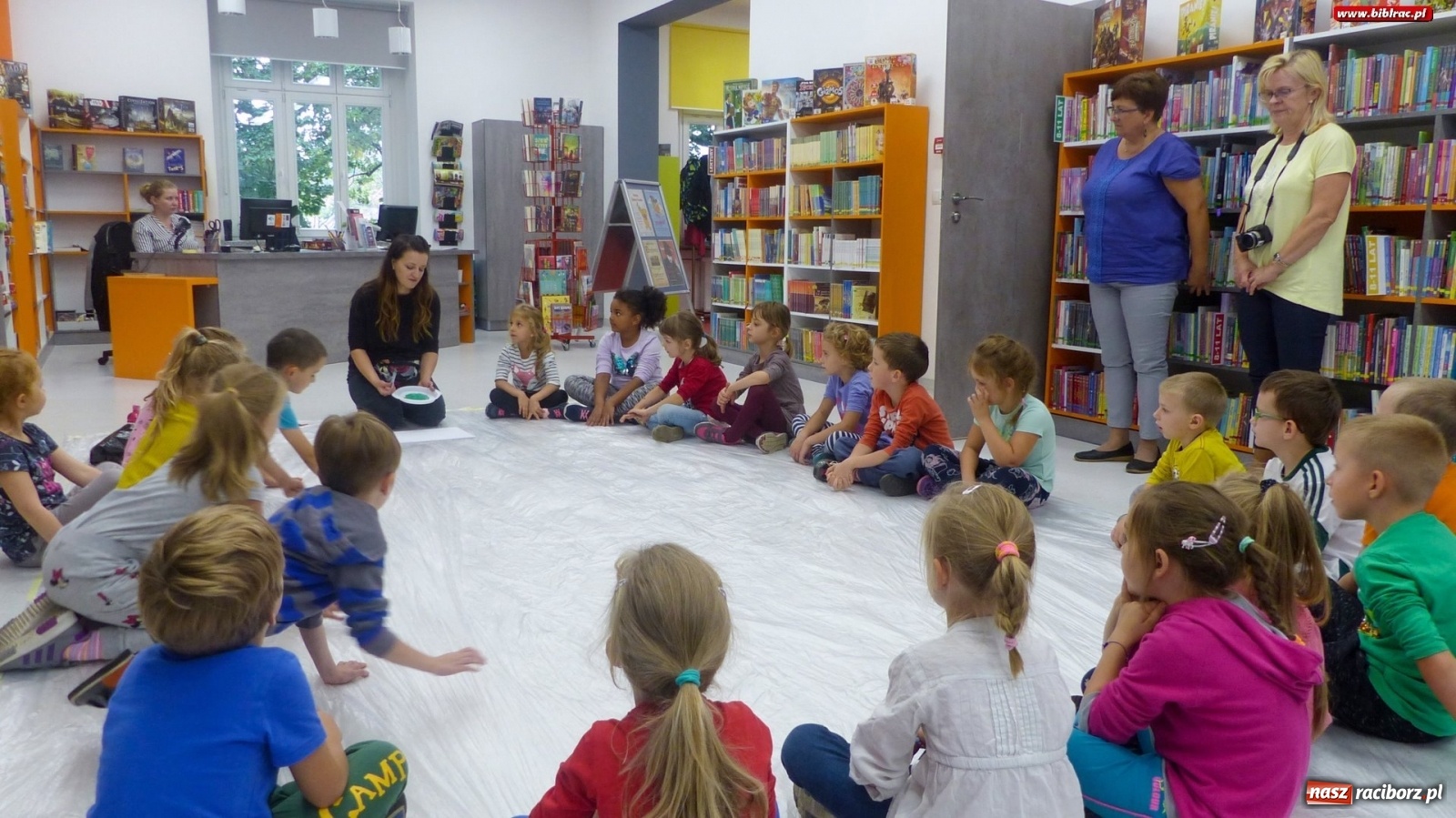 Zdjęcie w galerii na portalu naszraciborz.pl: Łąka w raciborskiej bibliotece, czyli warsztaty z Justyną Styszyńską [FOTO]  wiadomości z regionu