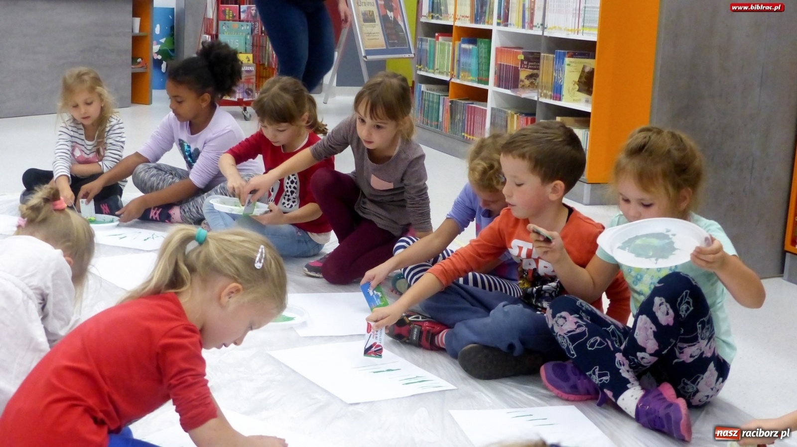 Zdjęcie w galerii na portalu naszraciborz.pl: Łąka w raciborskiej bibliotece, czyli warsztaty z Justyną Styszyńską [FOTO]  wiadomości z regionu