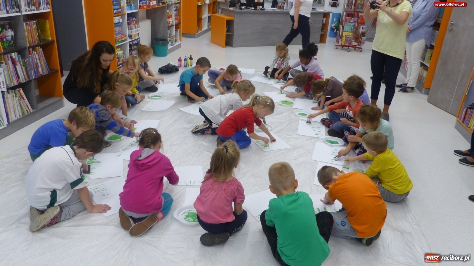 Zdjęcie w galerii na portalu naszraciborz.pl: Łąka w raciborskiej bibliotece, czyli warsztaty z Justyną Styszyńską [FOTO]  wiadomości z regionu