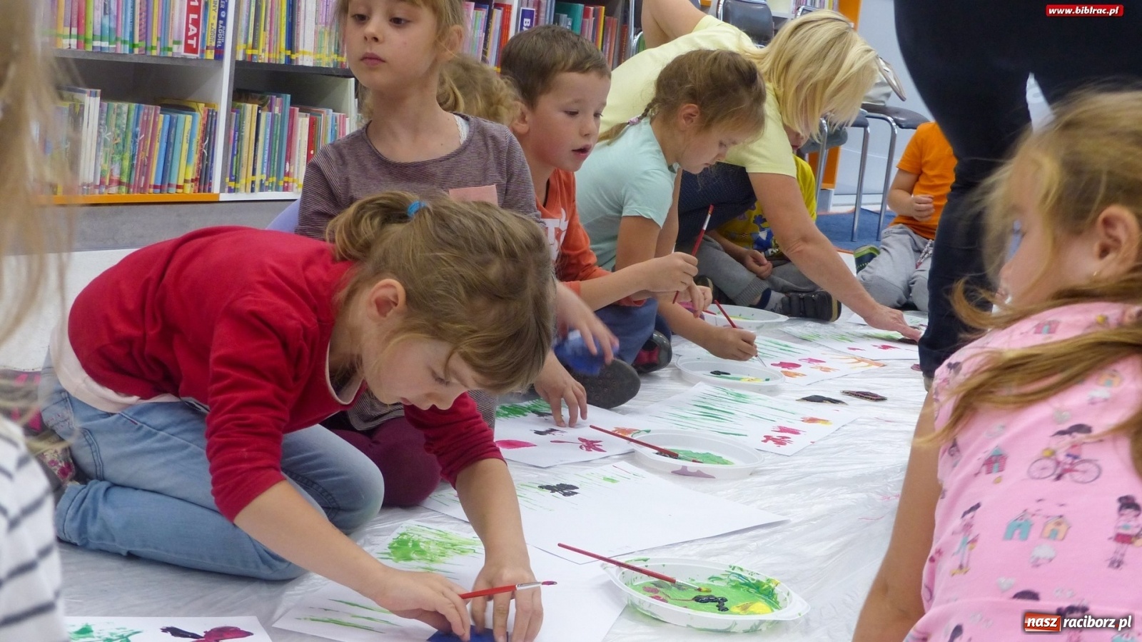 Zdjęcie w galerii na portalu naszraciborz.pl: Łąka w raciborskiej bibliotece, czyli warsztaty z Justyną Styszyńską [FOTO]  wiadomości z regionu