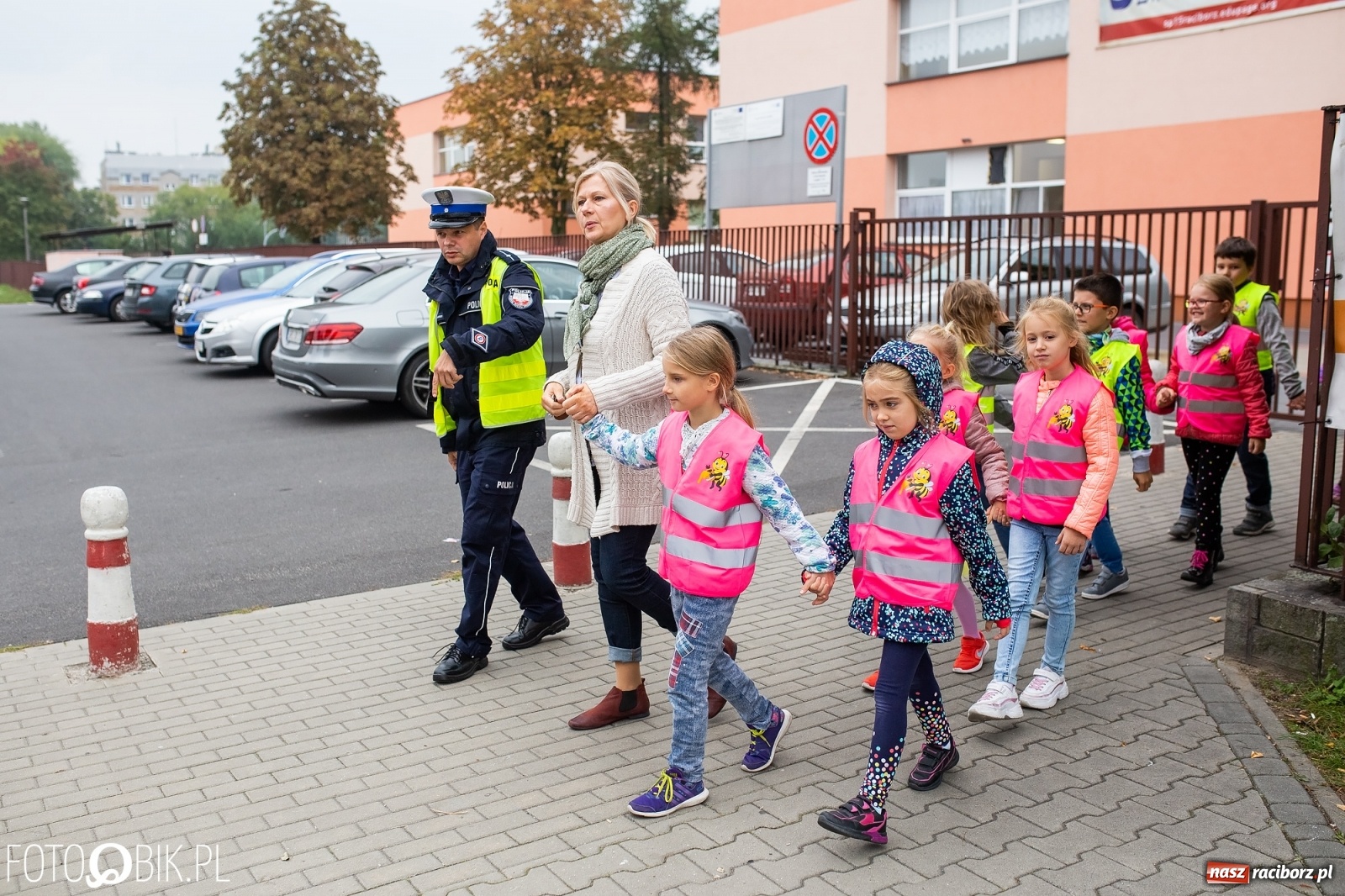 Zdjęcie w galerii na portalu naszraciborz.pl: Bezpieczna droga do domu. Uczniowie SP 15 otrzymali kamizelki wiadomości z regionu