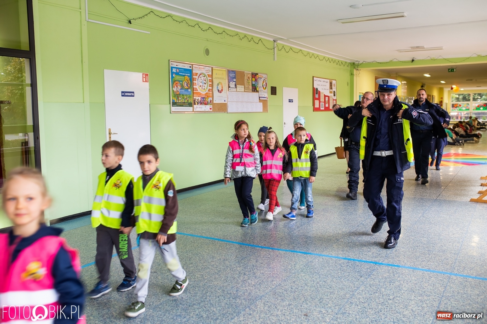 Zdjęcie w galerii na portalu naszraciborz.pl: Bezpieczna droga do domu. Uczniowie SP 15 otrzymali kamizelki wiadomości z regionu