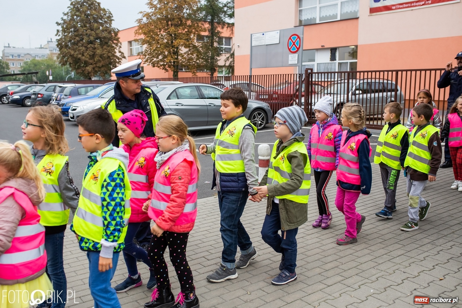 Zdjęcie w galerii na portalu naszraciborz.pl: Bezpieczna droga do domu. Uczniowie SP 15 otrzymali kamizelki wiadomości z regionu