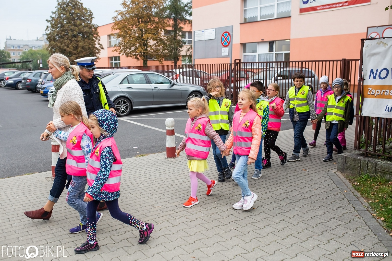 Zdjęcie w galerii na portalu naszraciborz.pl: Bezpieczna droga do domu. Uczniowie SP 15 otrzymali kamizelki wiadomości z regionu