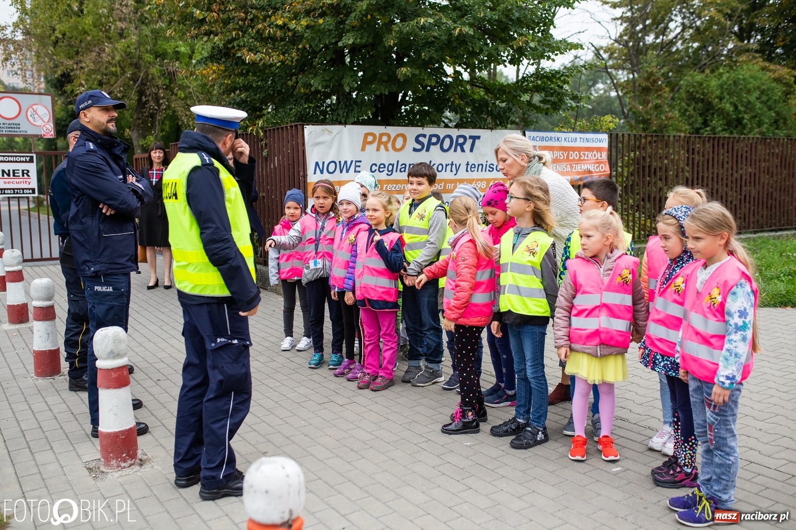 Zdjęcie w galerii na portalu naszraciborz.pl: Bezpieczna droga do domu. Uczniowie SP 15 otrzymali kamizelki wiadomości z regionu