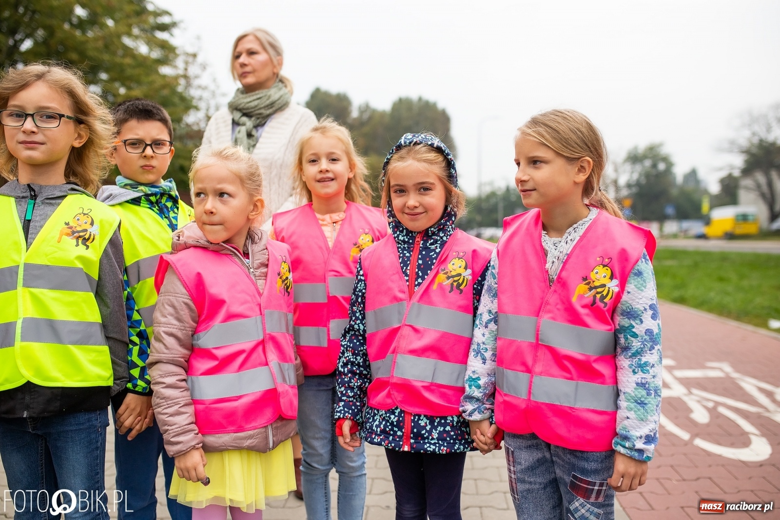 Zdjęcie w galerii na portalu naszraciborz.pl: Bezpieczna droga do domu. Uczniowie SP 15 otrzymali kamizelki wiadomości z regionu
