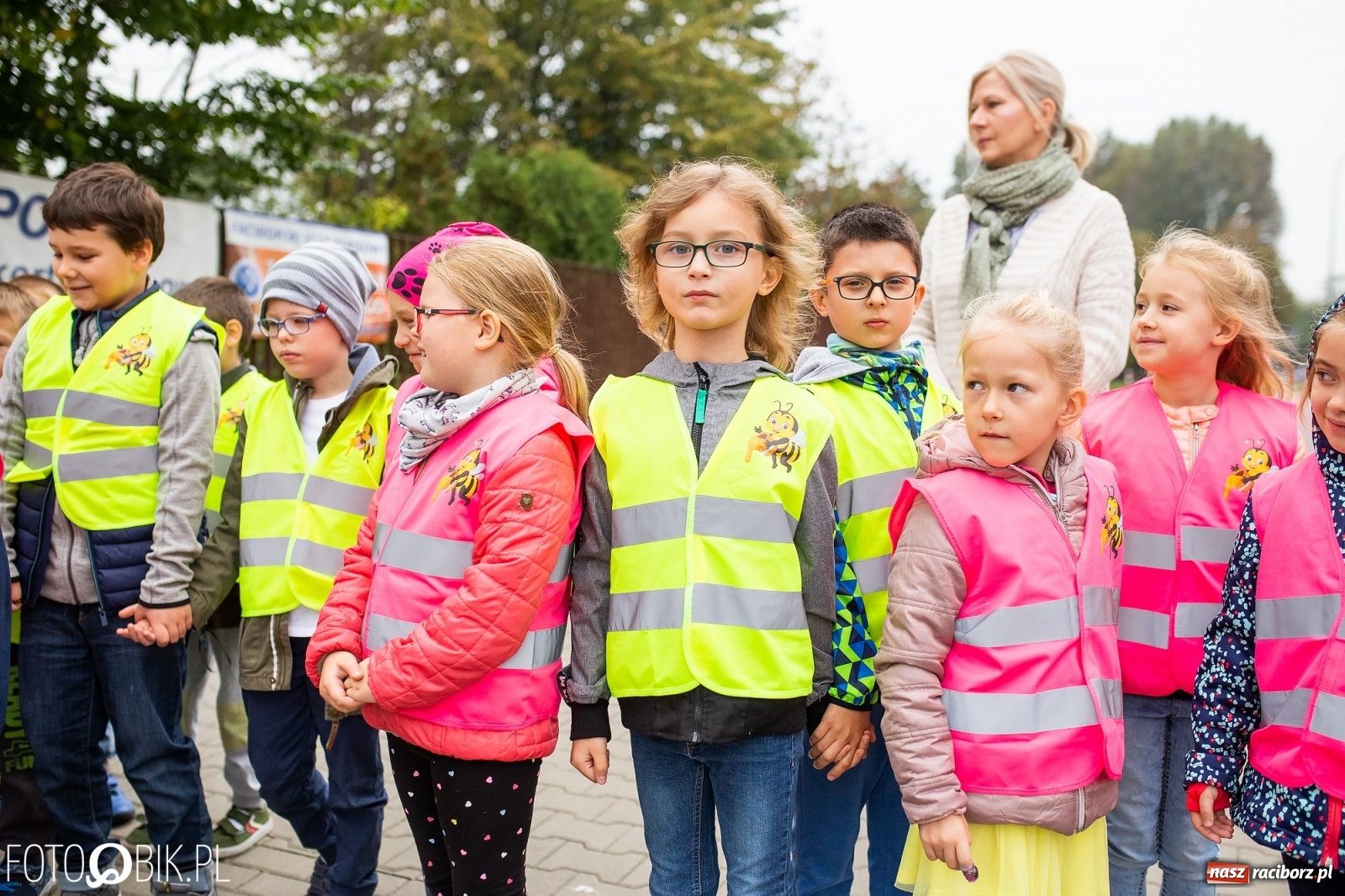 Zdjęcie w galerii na portalu naszraciborz.pl: Bezpieczna droga do domu. Uczniowie SP 15 otrzymali kamizelki wiadomości z regionu