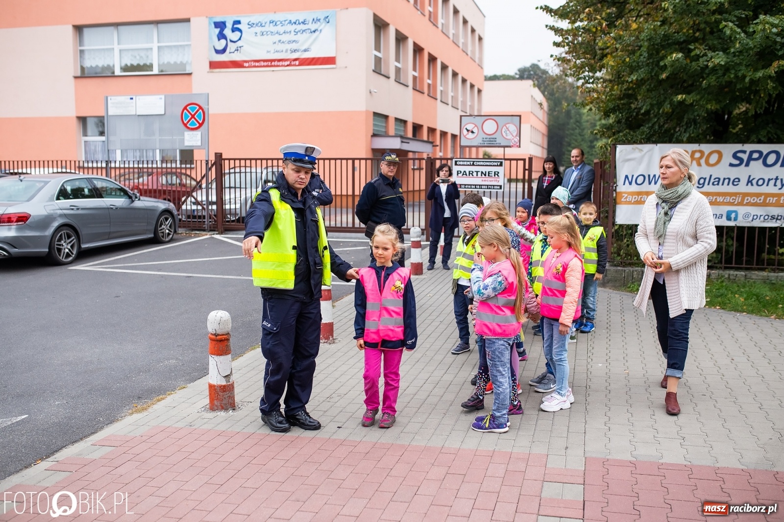 Zdjęcie w galerii na portalu naszraciborz.pl: Bezpieczna droga do domu. Uczniowie SP 15 otrzymali kamizelki wiadomości z regionu
