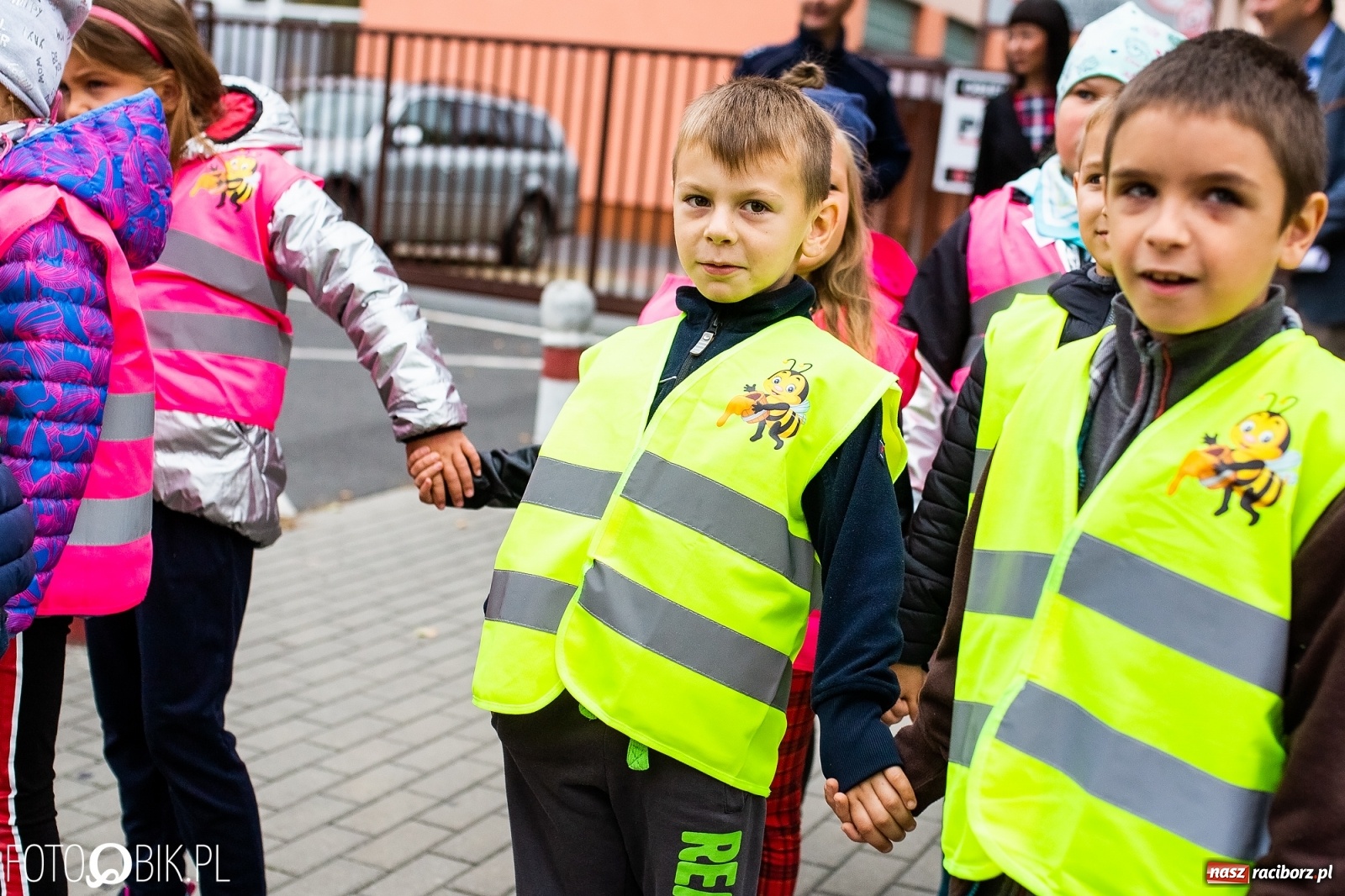 Zdjęcie w galerii na portalu naszraciborz.pl: Bezpieczna droga do domu. Uczniowie SP 15 otrzymali kamizelki wiadomości z regionu