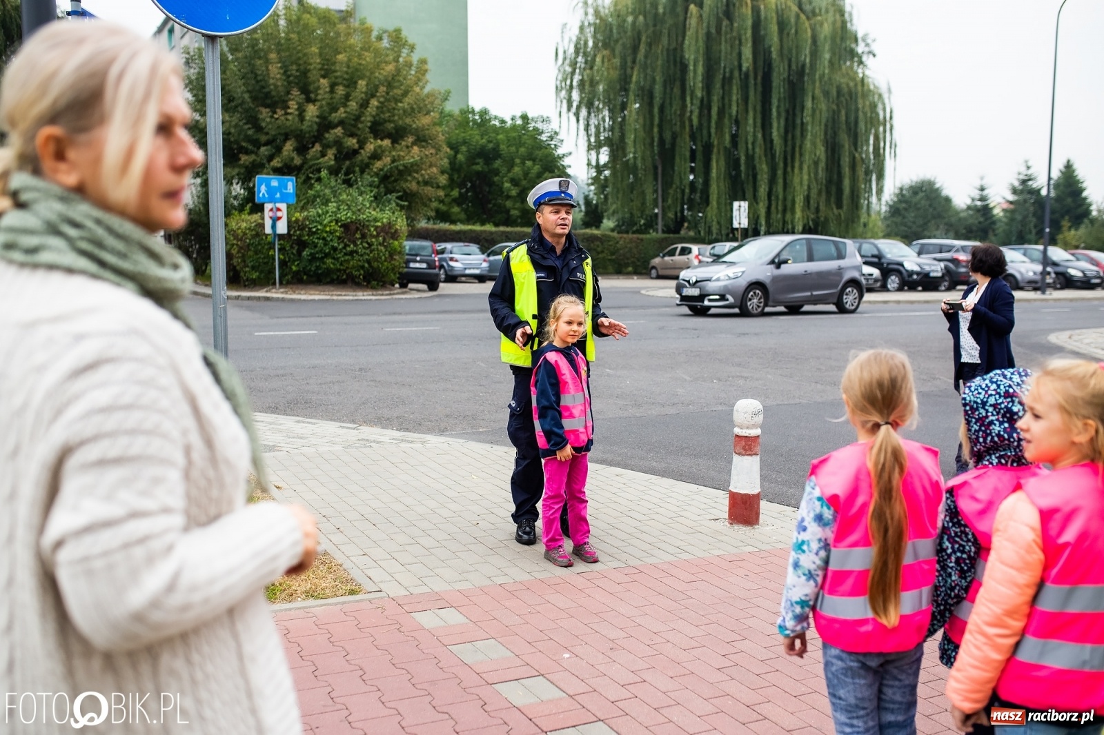 Zdjęcie w galerii na portalu naszraciborz.pl: Bezpieczna droga do domu. Uczniowie SP 15 otrzymali kamizelki wiadomości z regionu