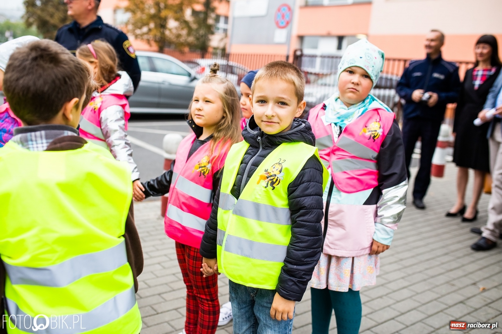 Zdjęcie w galerii na portalu naszraciborz.pl: Bezpieczna droga do domu. Uczniowie SP 15 otrzymali kamizelki wiadomości z regionu