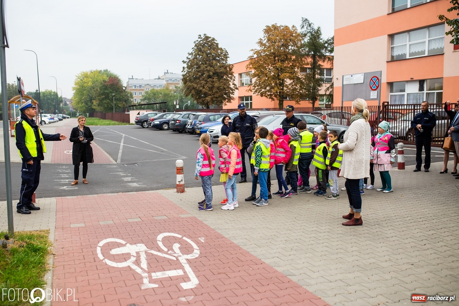 Zdjęcie w galerii na portalu naszraciborz.pl: Bezpieczna droga do domu. Uczniowie SP 15 otrzymali kamizelki wiadomości z regionu