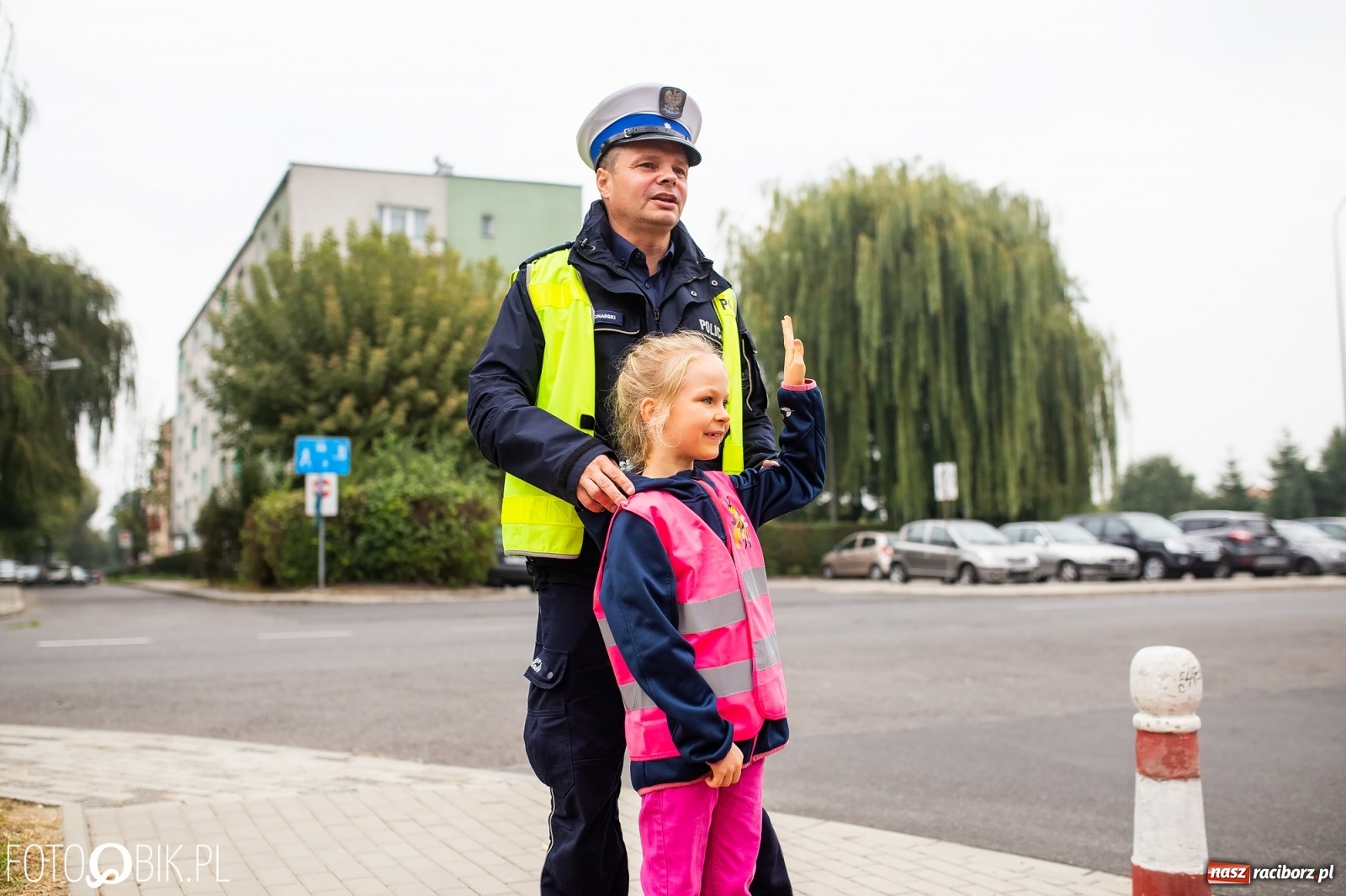 Zdjęcie w galerii na portalu naszraciborz.pl: Bezpieczna droga do domu. Uczniowie SP 15 otrzymali kamizelki wiadomości z regionu