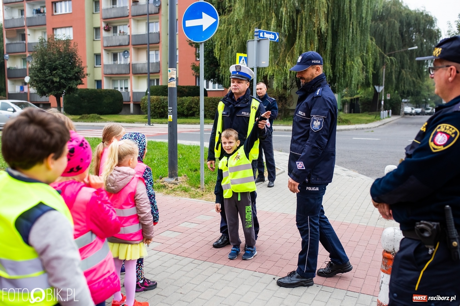 Zdjęcie w galerii na portalu naszraciborz.pl: Bezpieczna droga do domu. Uczniowie SP 15 otrzymali kamizelki wiadomości z regionu