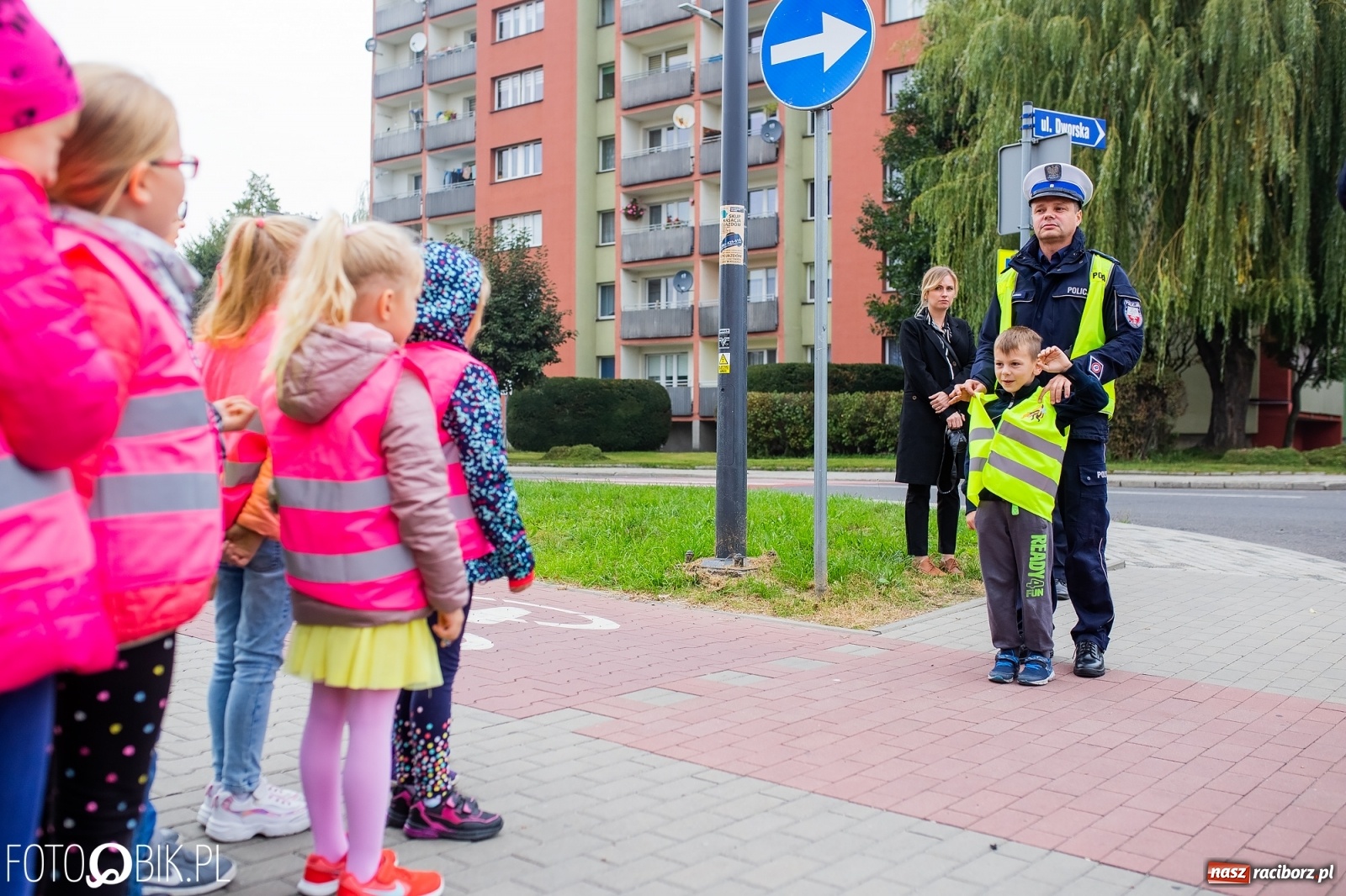 Zdjęcie w galerii na portalu naszraciborz.pl: Bezpieczna droga do domu. Uczniowie SP 15 otrzymali kamizelki wiadomości z regionu