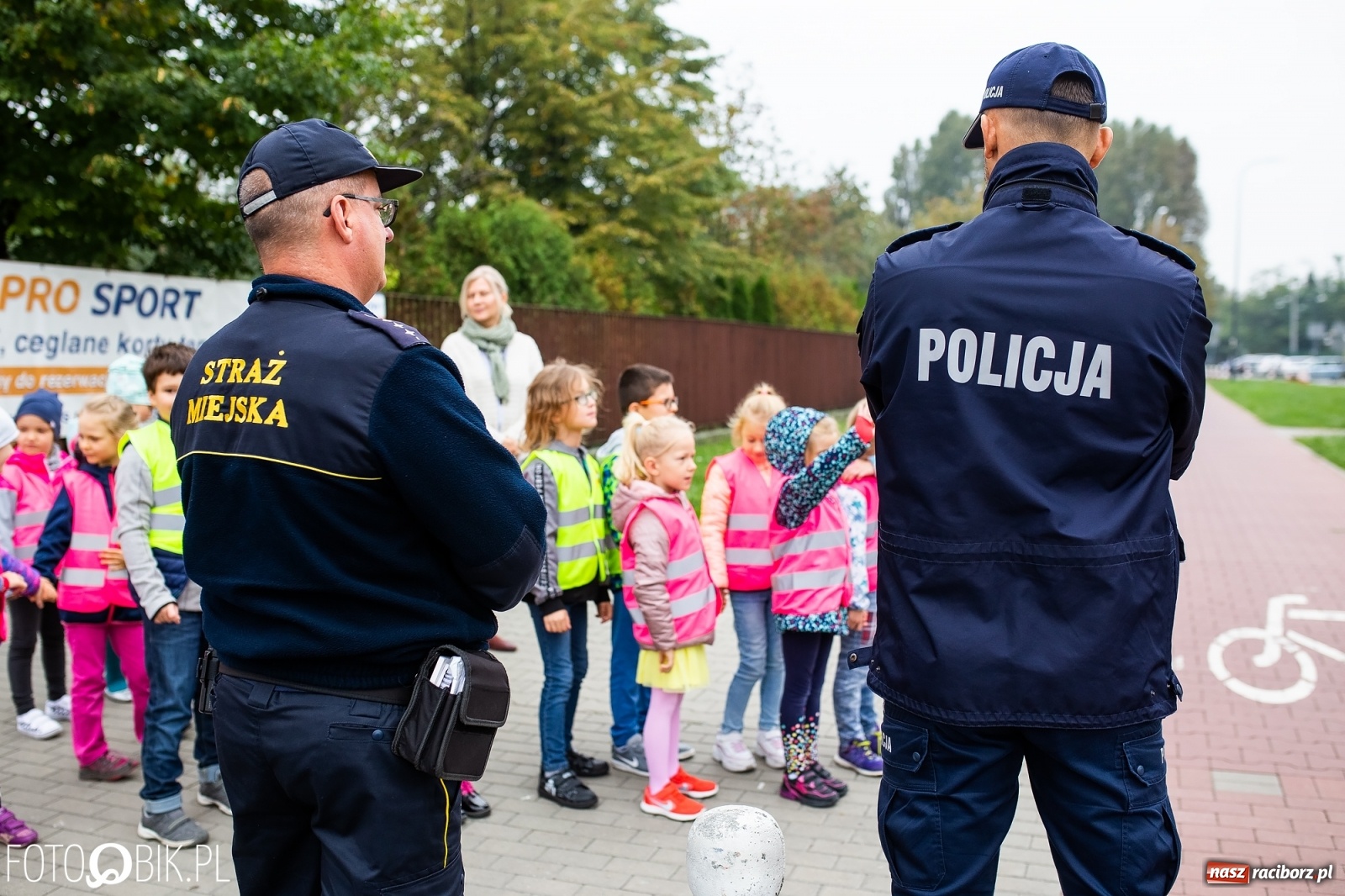 Zdjęcie w galerii na portalu naszraciborz.pl: Bezpieczna droga do domu. Uczniowie SP 15 otrzymali kamizelki wiadomości z regionu