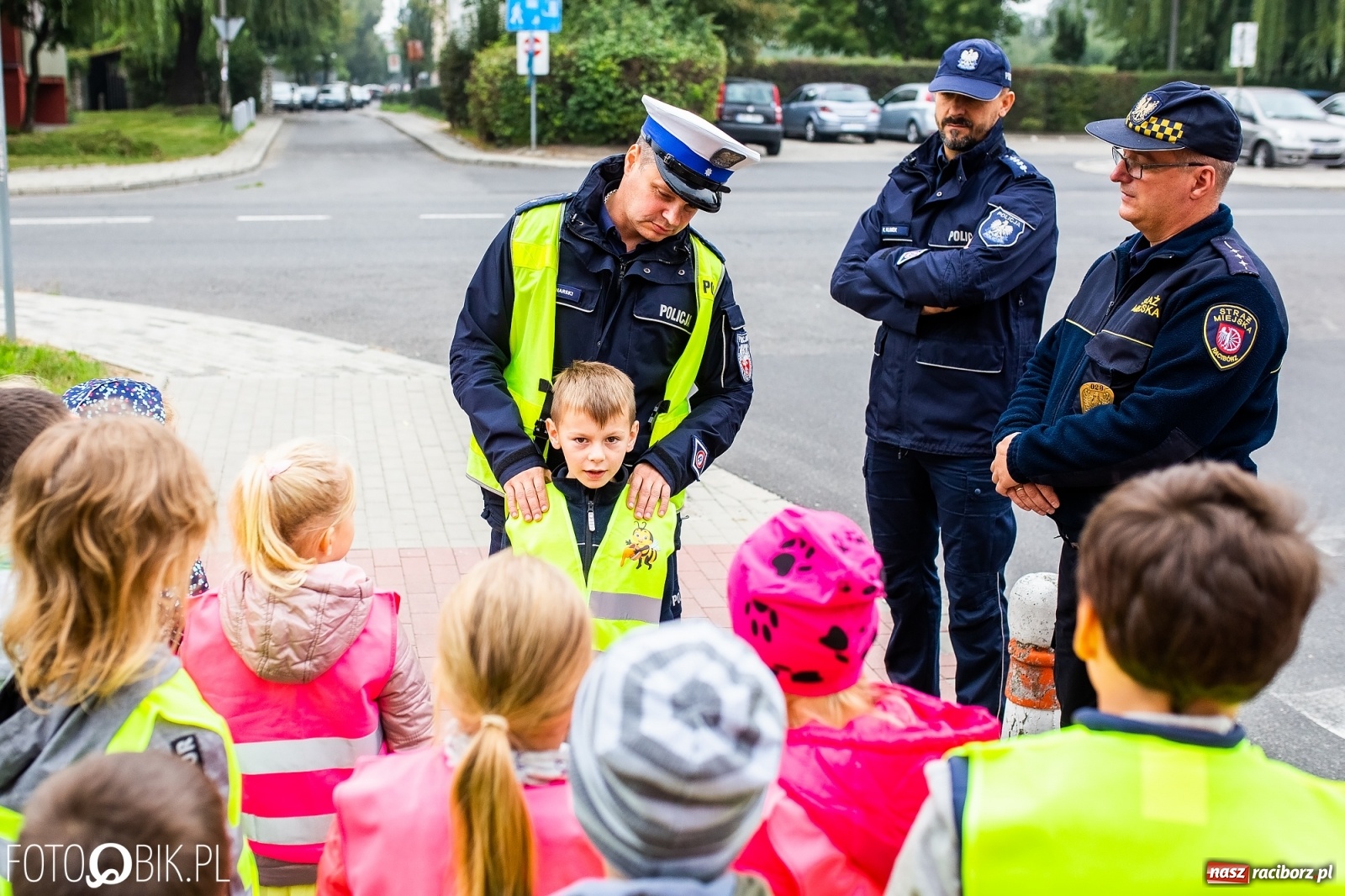 Zdjęcie w galerii na portalu naszraciborz.pl: Bezpieczna droga do domu. Uczniowie SP 15 otrzymali kamizelki wiadomości z regionu