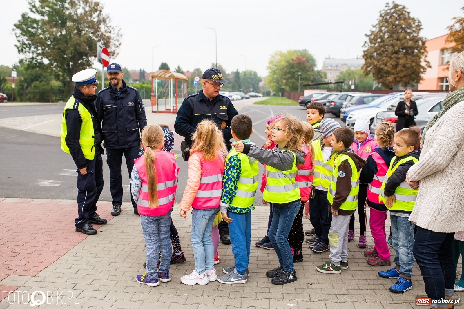 Zdjęcie w galerii na portalu naszraciborz.pl: Bezpieczna droga do domu. Uczniowie SP 15 otrzymali kamizelki wiadomości z regionu