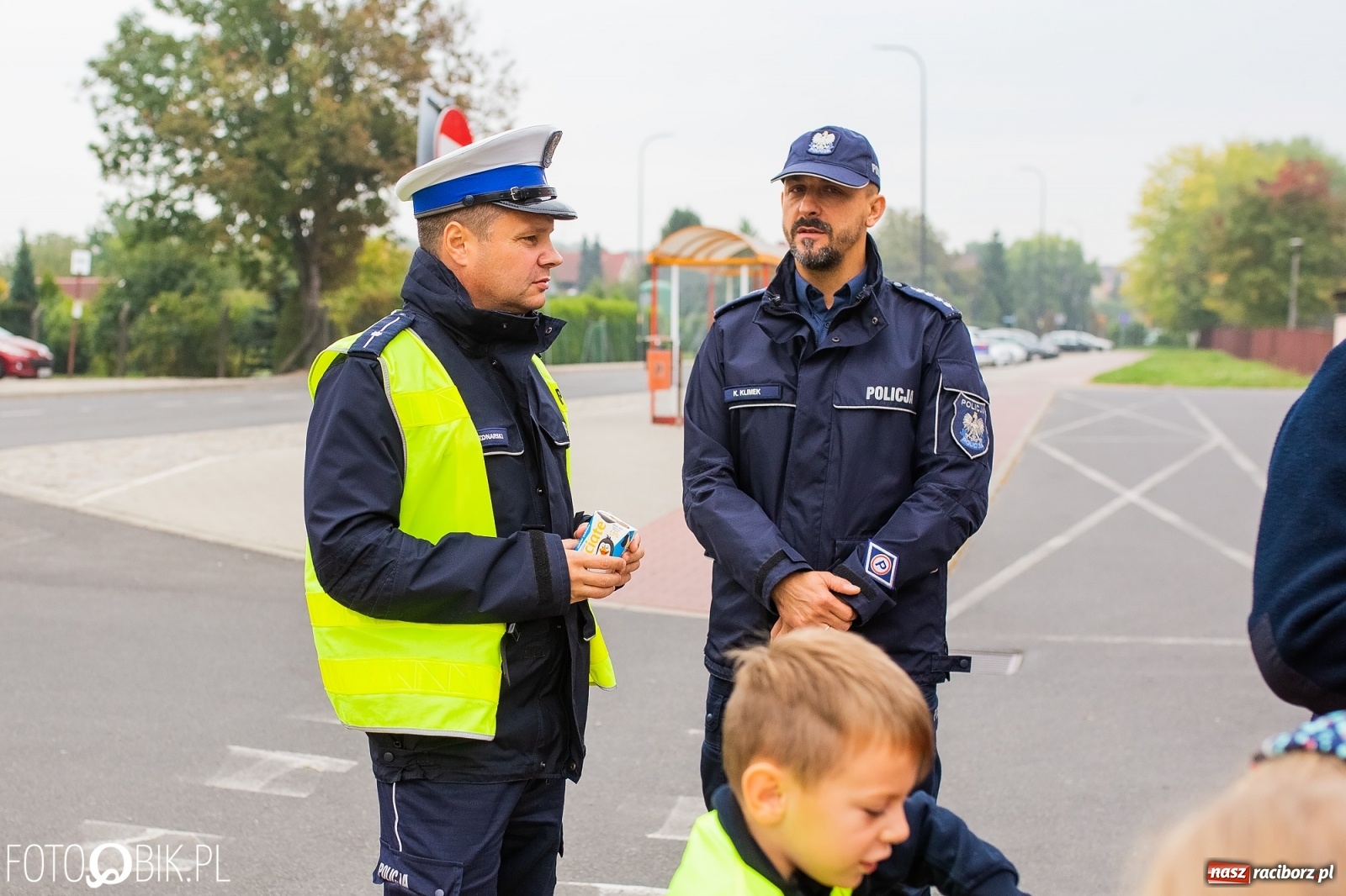 Zdjęcie w galerii na portalu naszraciborz.pl: Bezpieczna droga do domu. Uczniowie SP 15 otrzymali kamizelki wiadomości z regionu