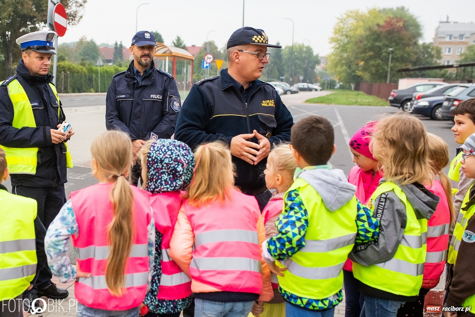 Zdjęcie w galerii na portalu naszraciborz.pl: Bezpieczna droga do domu. Uczniowie SP 15 otrzymali kamizelki wiadomości z regionu