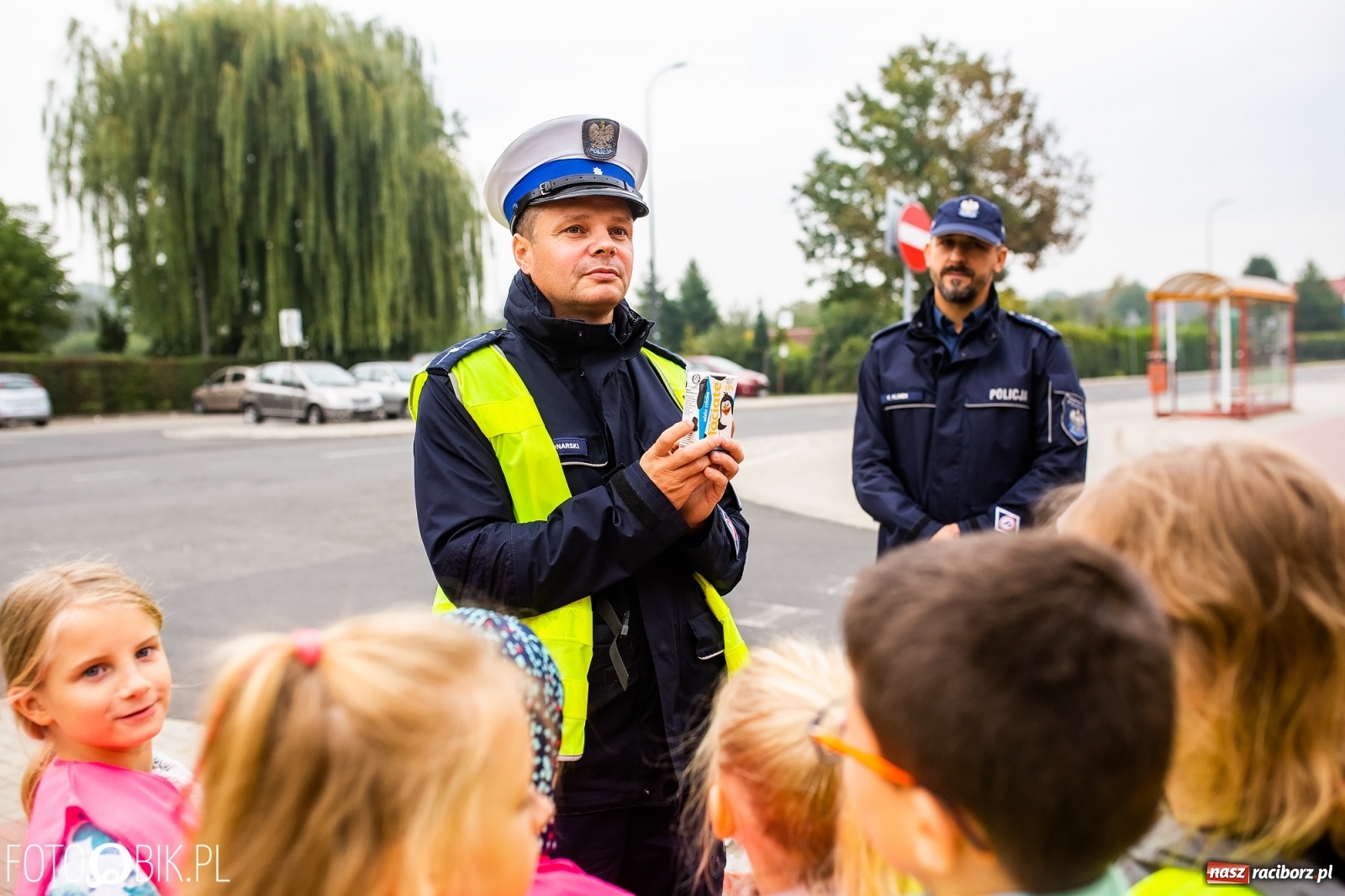 Zdjęcie w galerii na portalu naszraciborz.pl: Bezpieczna droga do domu. Uczniowie SP 15 otrzymali kamizelki wiadomości z regionu