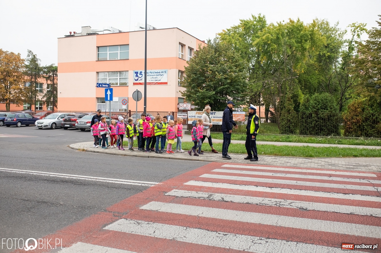 Zdjęcie w galerii na portalu naszraciborz.pl: Bezpieczna droga do domu. Uczniowie SP 15 otrzymali kamizelki wiadomości z regionu