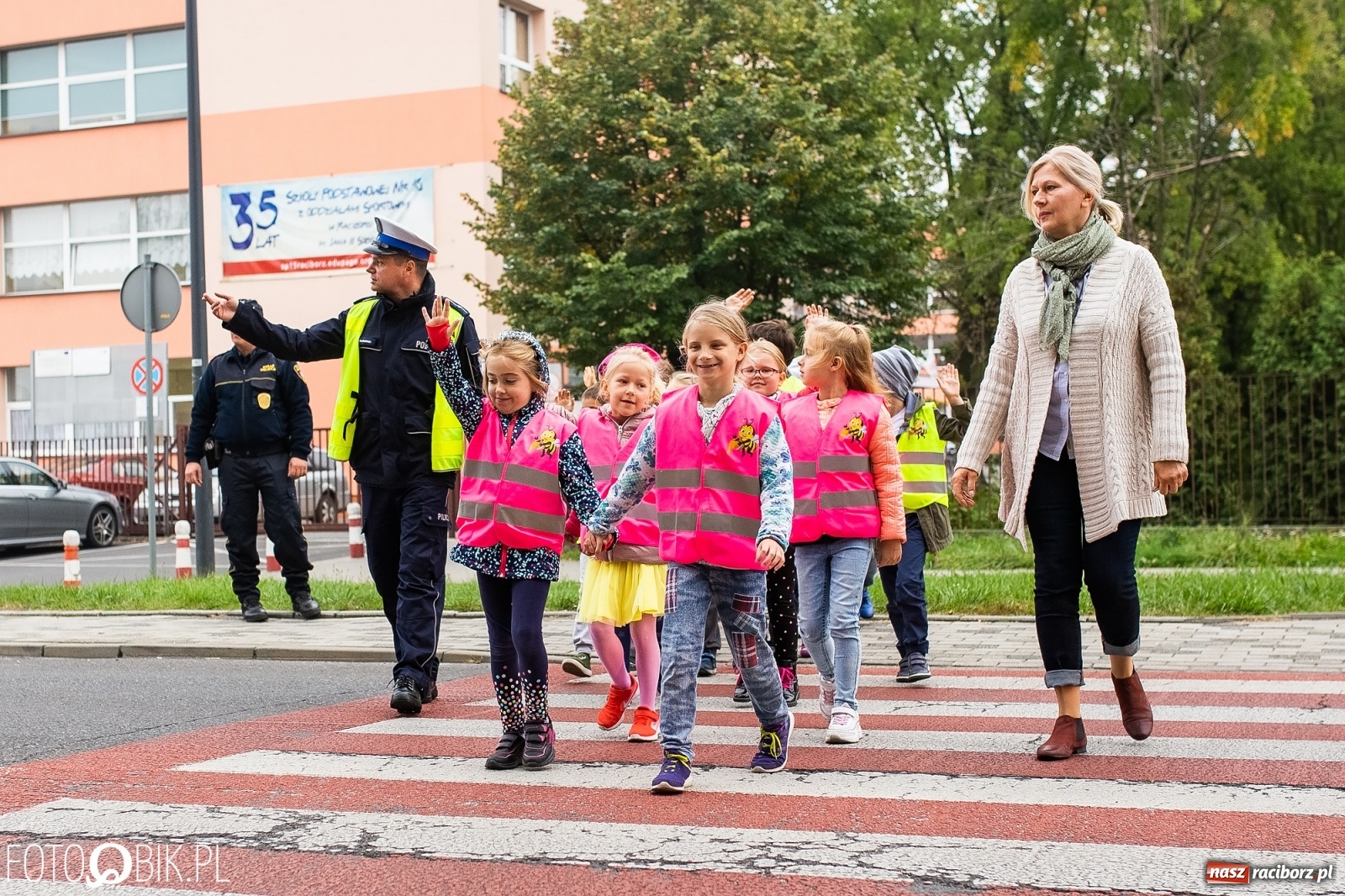 Zdjęcie w galerii na portalu naszraciborz.pl: Bezpieczna droga do domu. Uczniowie SP 15 otrzymali kamizelki wiadomości z regionu