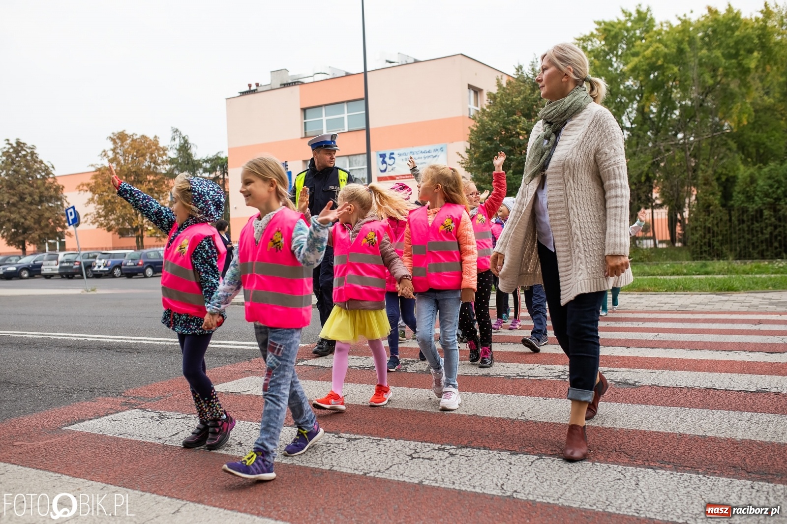 Zdjęcie w galerii na portalu naszraciborz.pl: Bezpieczna droga do domu. Uczniowie SP 15 otrzymali kamizelki wiadomości z regionu